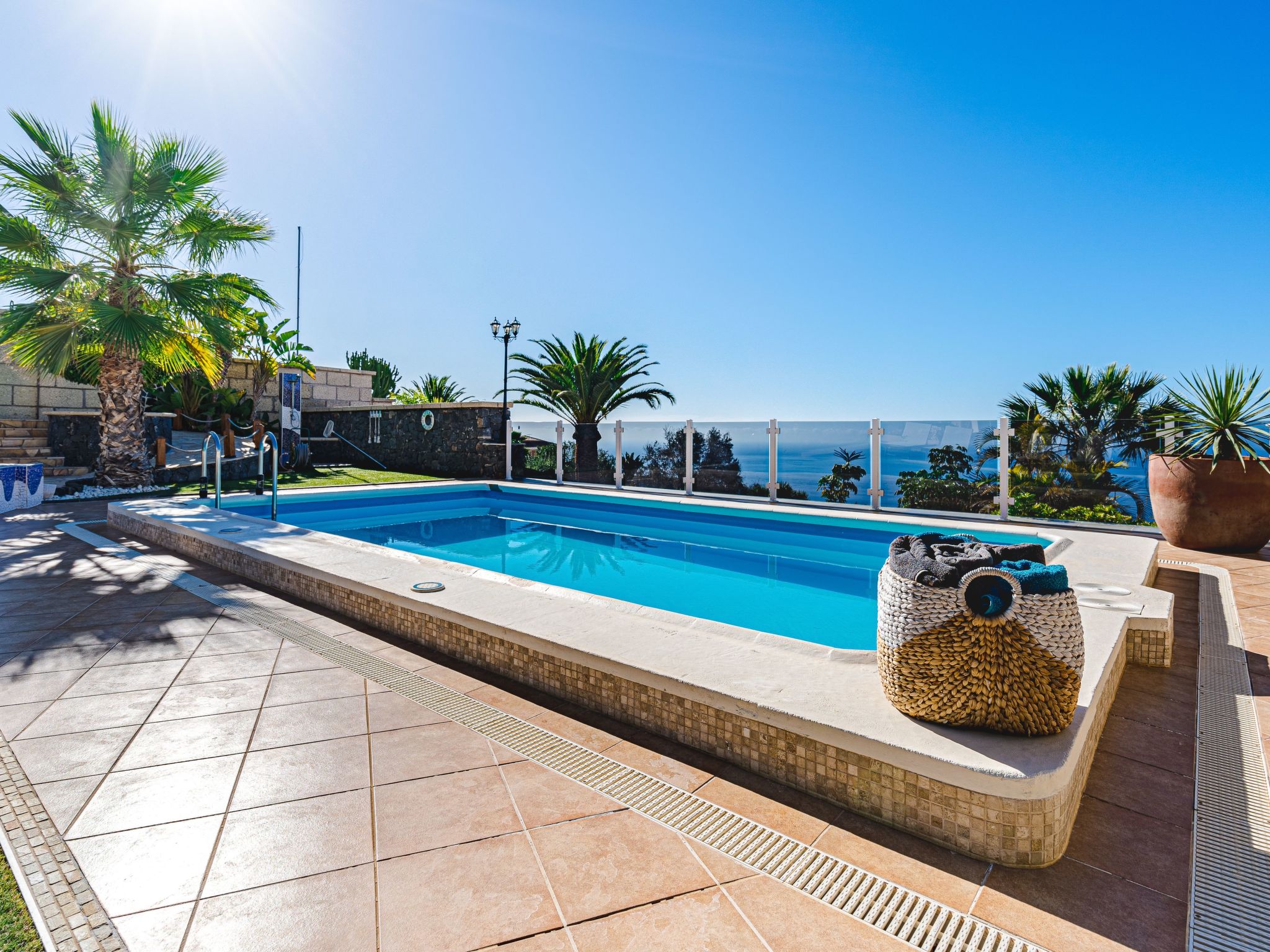 Luxusvilla mit fantastischem Meerblick-Binnen