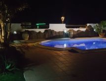 Luxe vrijstaand chalet met privézwembad op 500m van zee in Armeñime - thumbnail 5