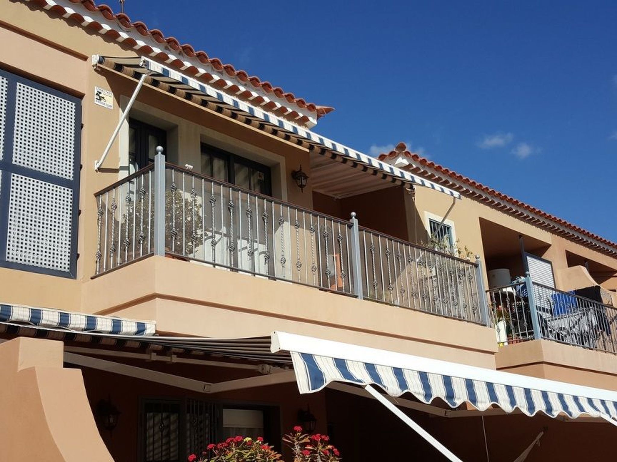 Mit Balkon, Pool und Spielplatz-Inside