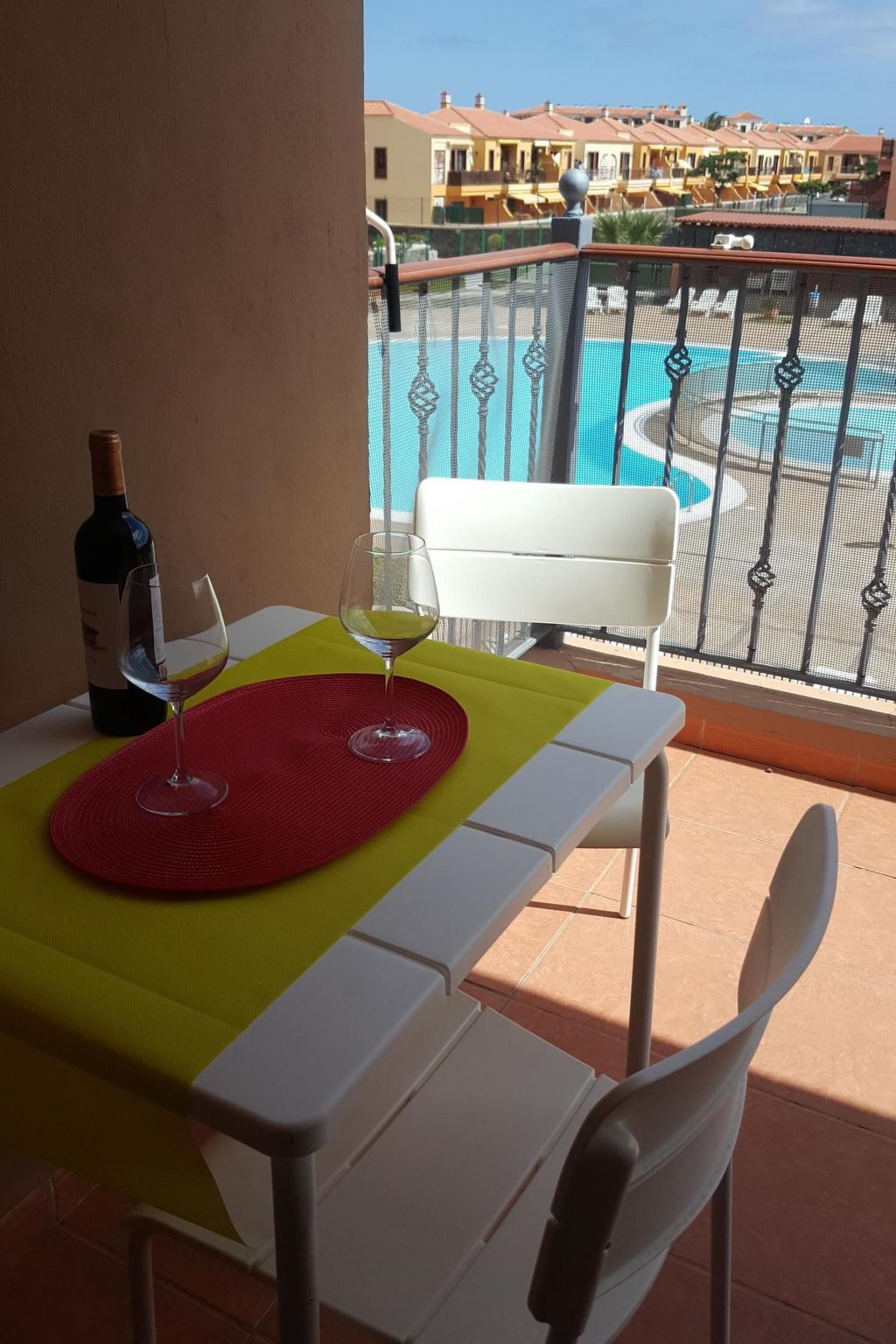 Mit Balkon, Pool und Spielplatz-Inside