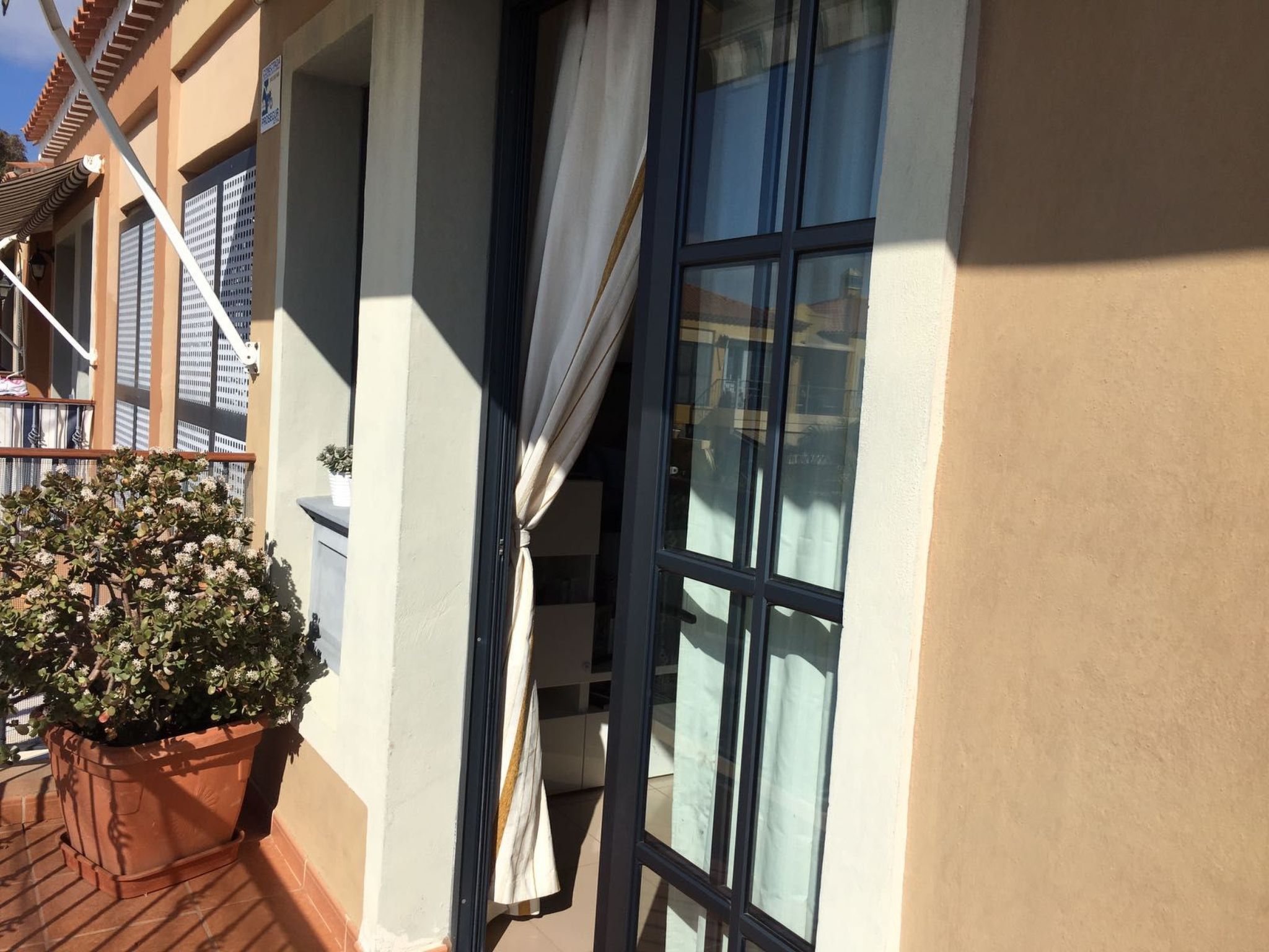 Mit Balkon, Pool und Spielplatz-Inside