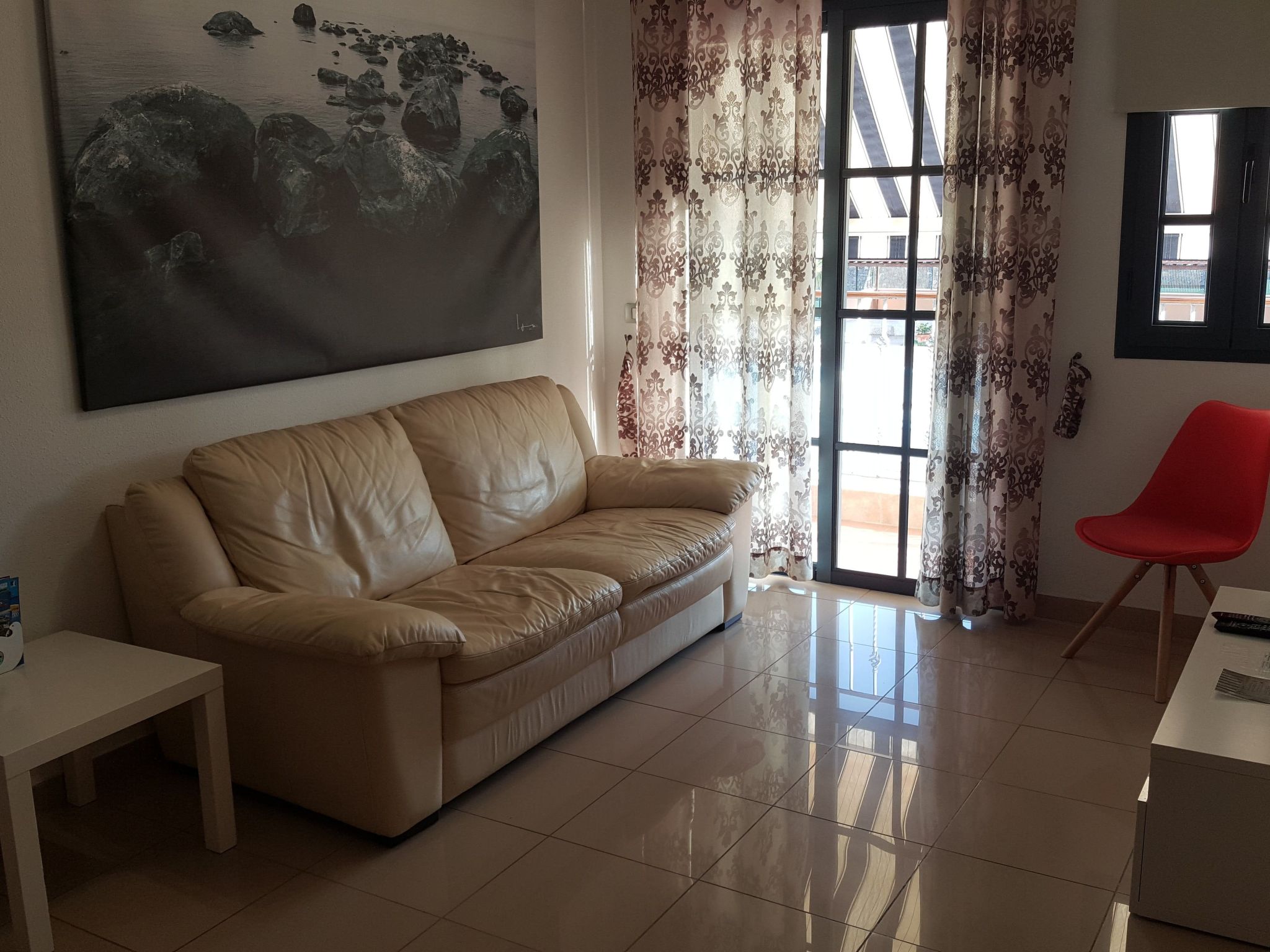 Mit Balkon, Pool und Spielplatz-Inside