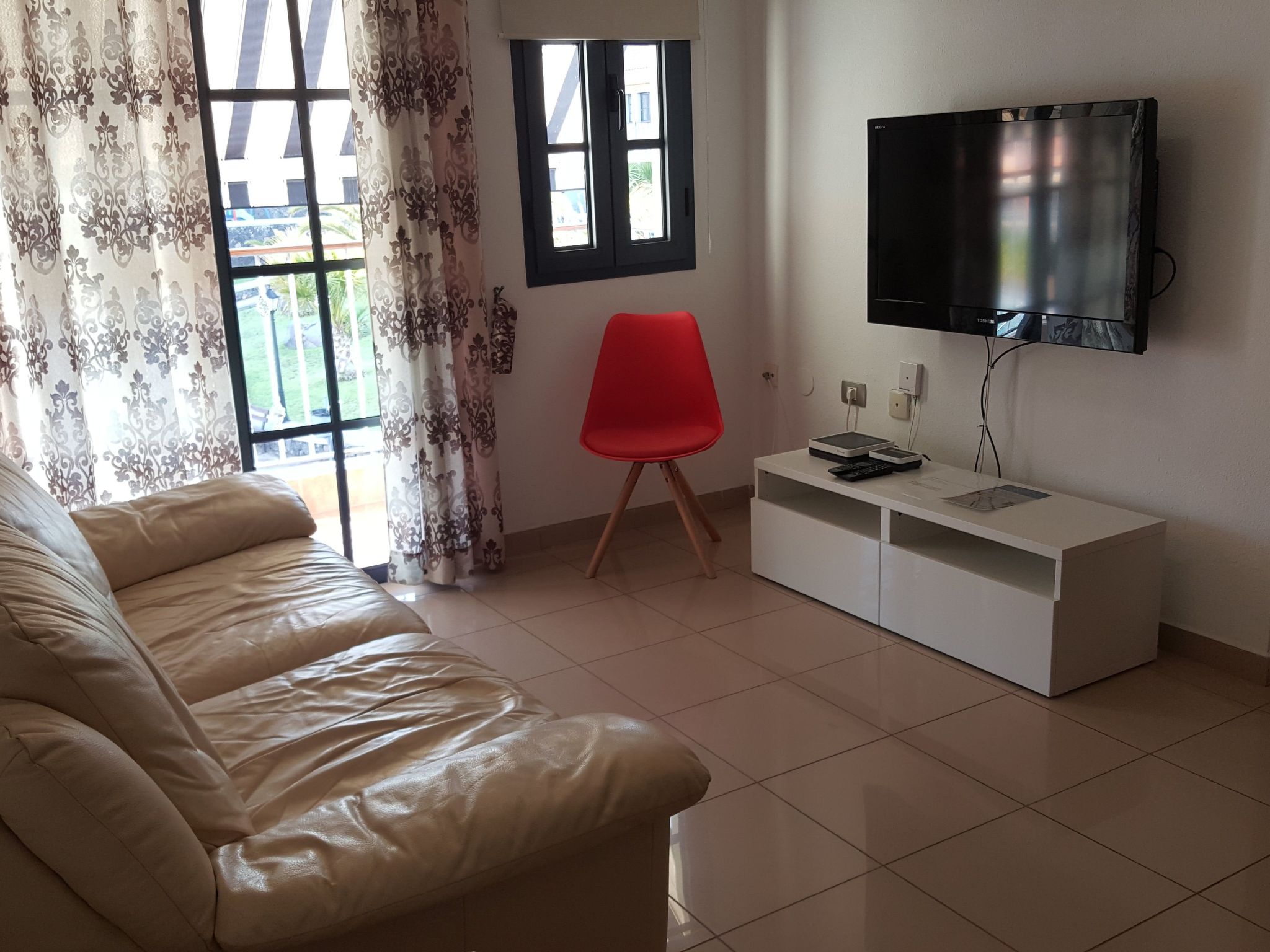 Mit Balkon, Pool und Spielplatz-Inside