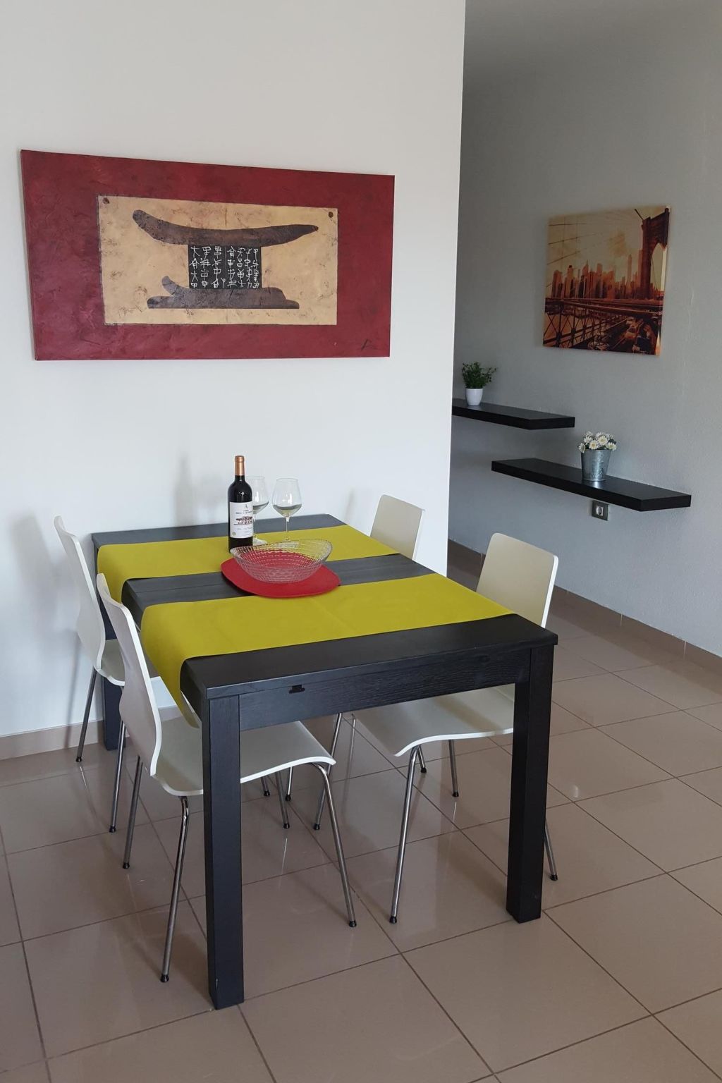 Mit Balkon, Pool und Spielplatz-Inside