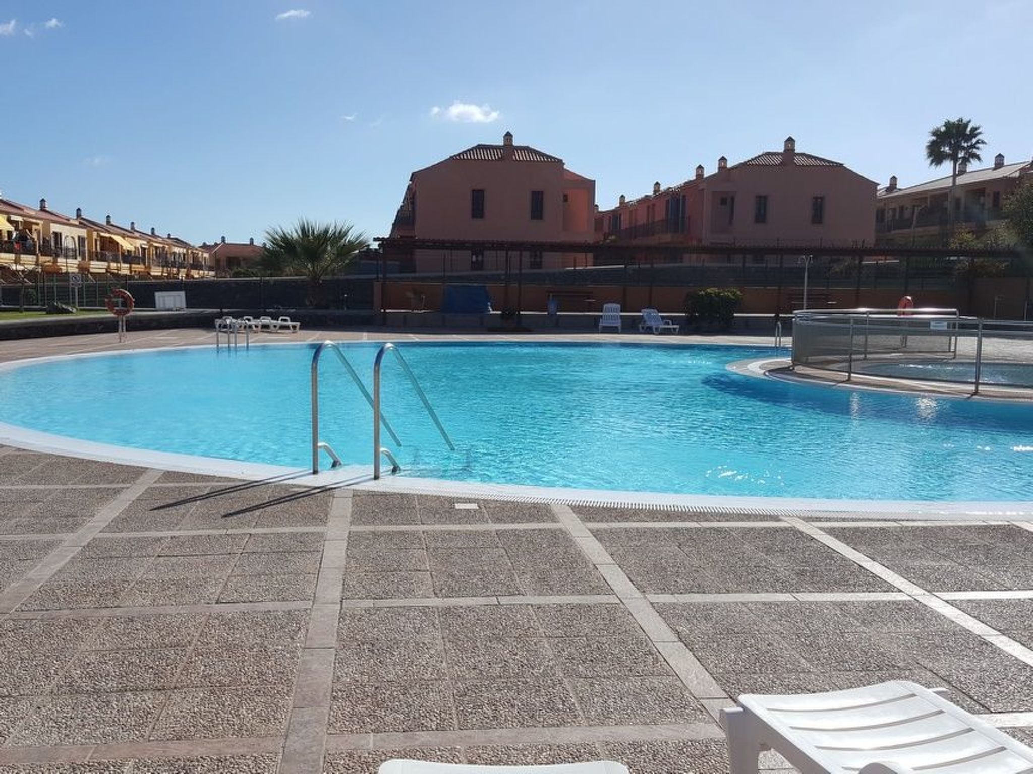 Mit Balkon, Pool und Spielplatz-Inside