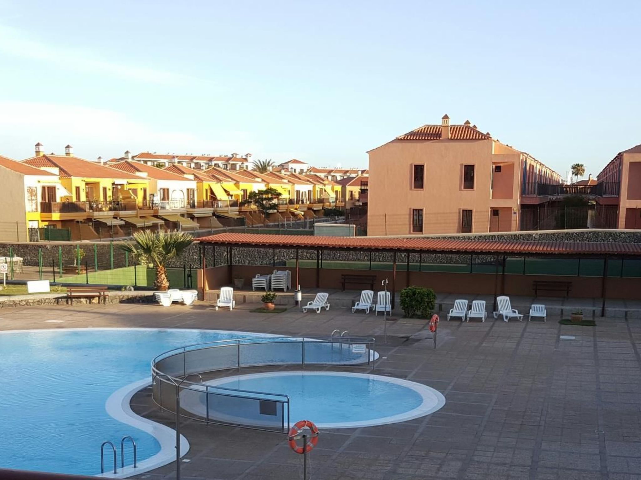 Mit Balkon, Pool und Spielplatz-Inside