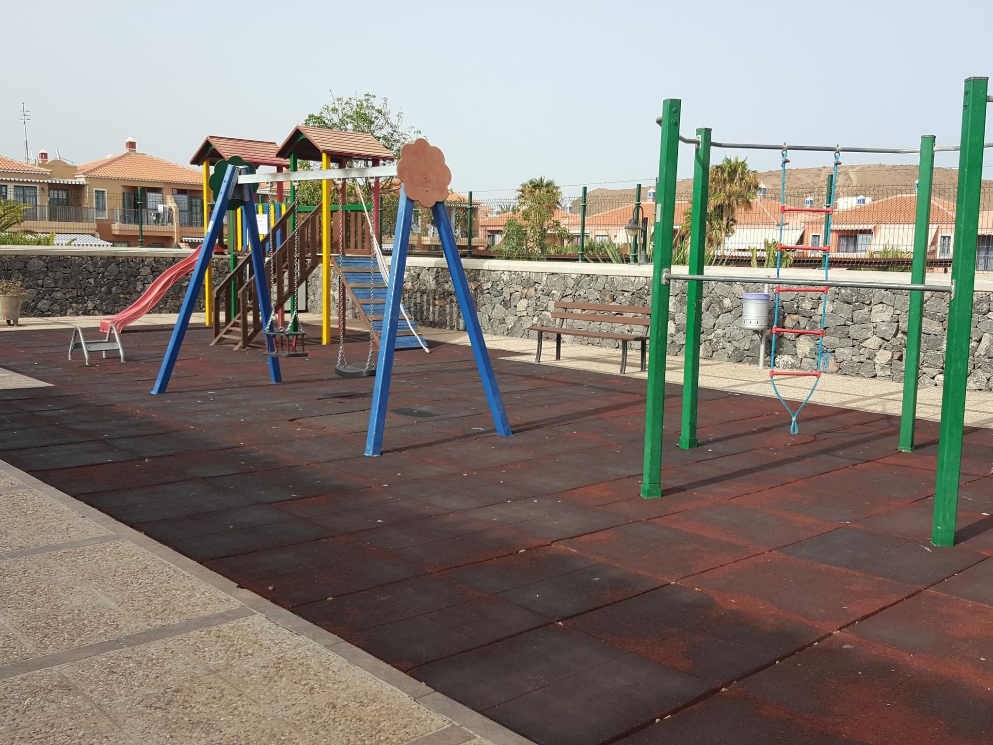 Mit Balkon, Pool und Spielplatz