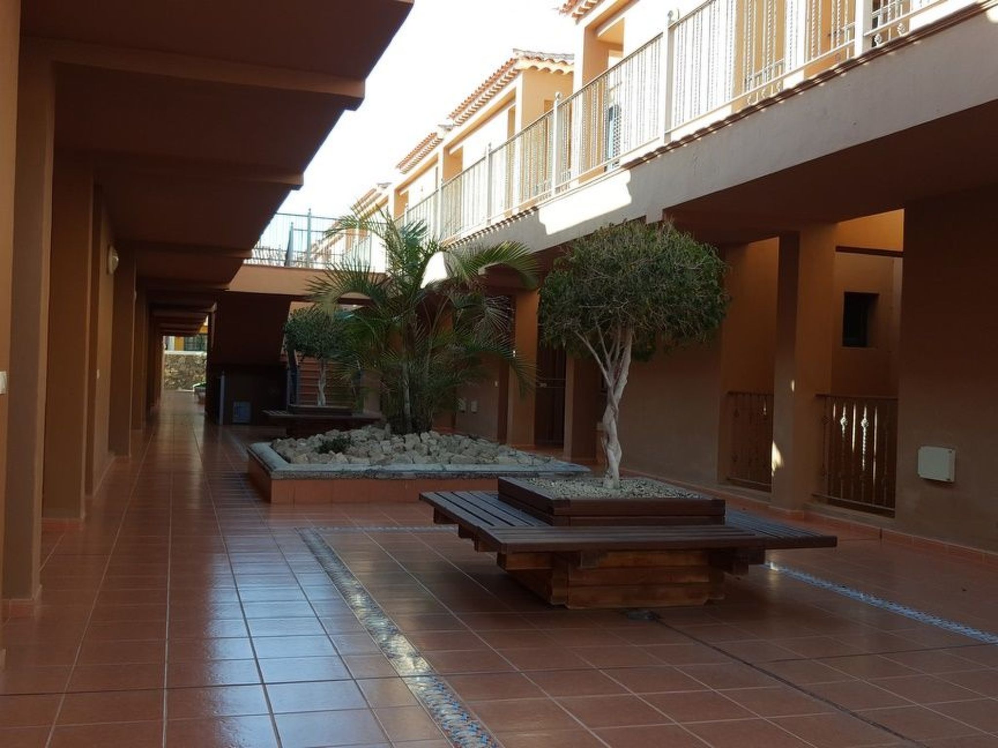 Mit Balkon, Pool und Spielplatz