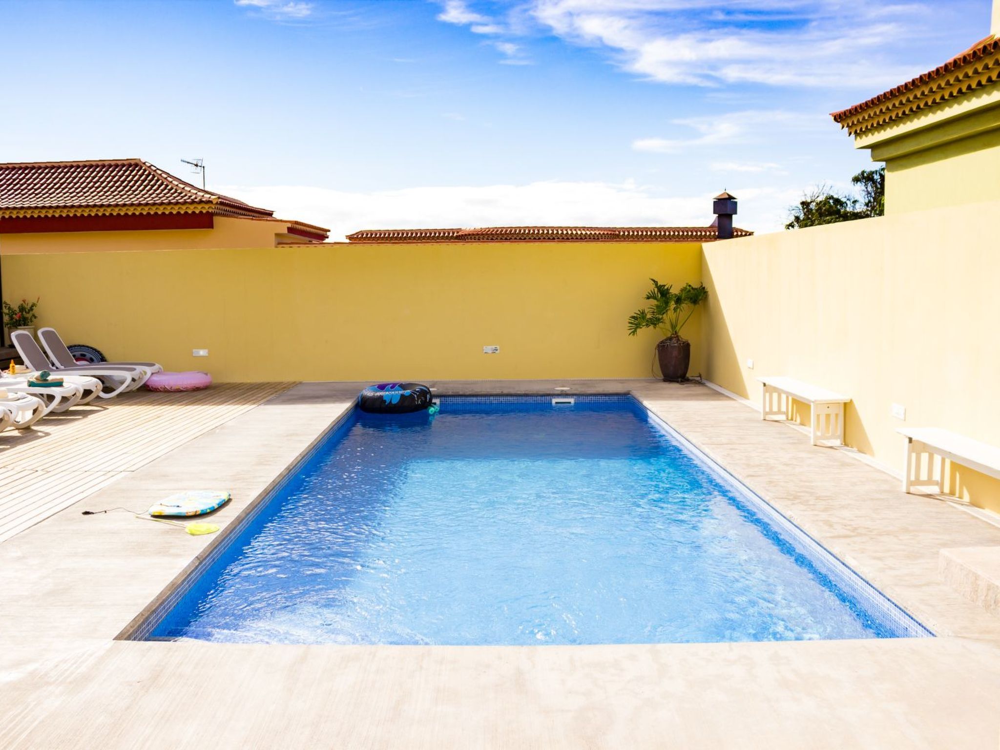 Geräumiges Haus mit exklusivem Schwimmbad und Solarium.-Binnen