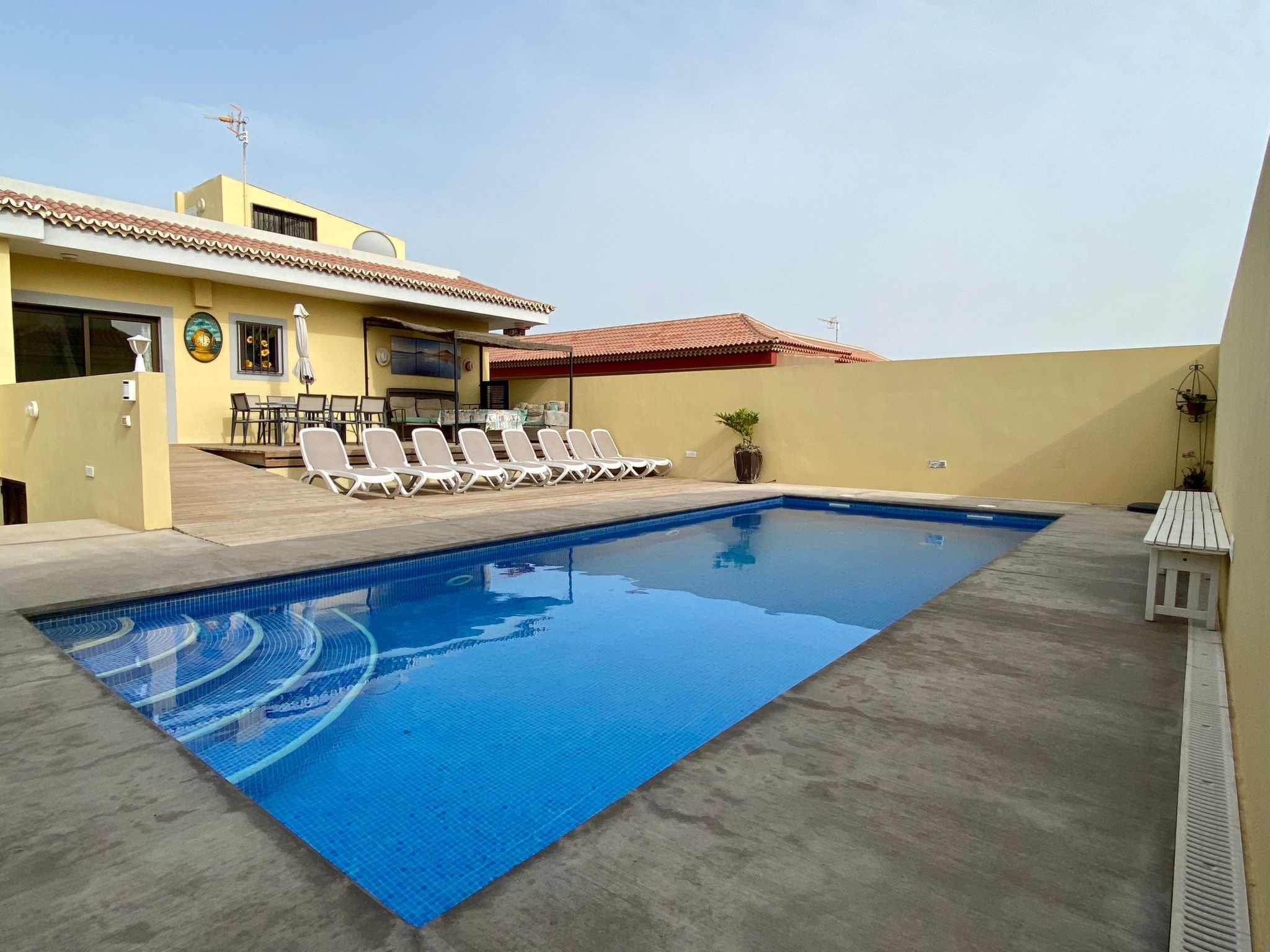 Geräumiges Haus mit exklusivem Schwimmbad und Solarium.-Binnen