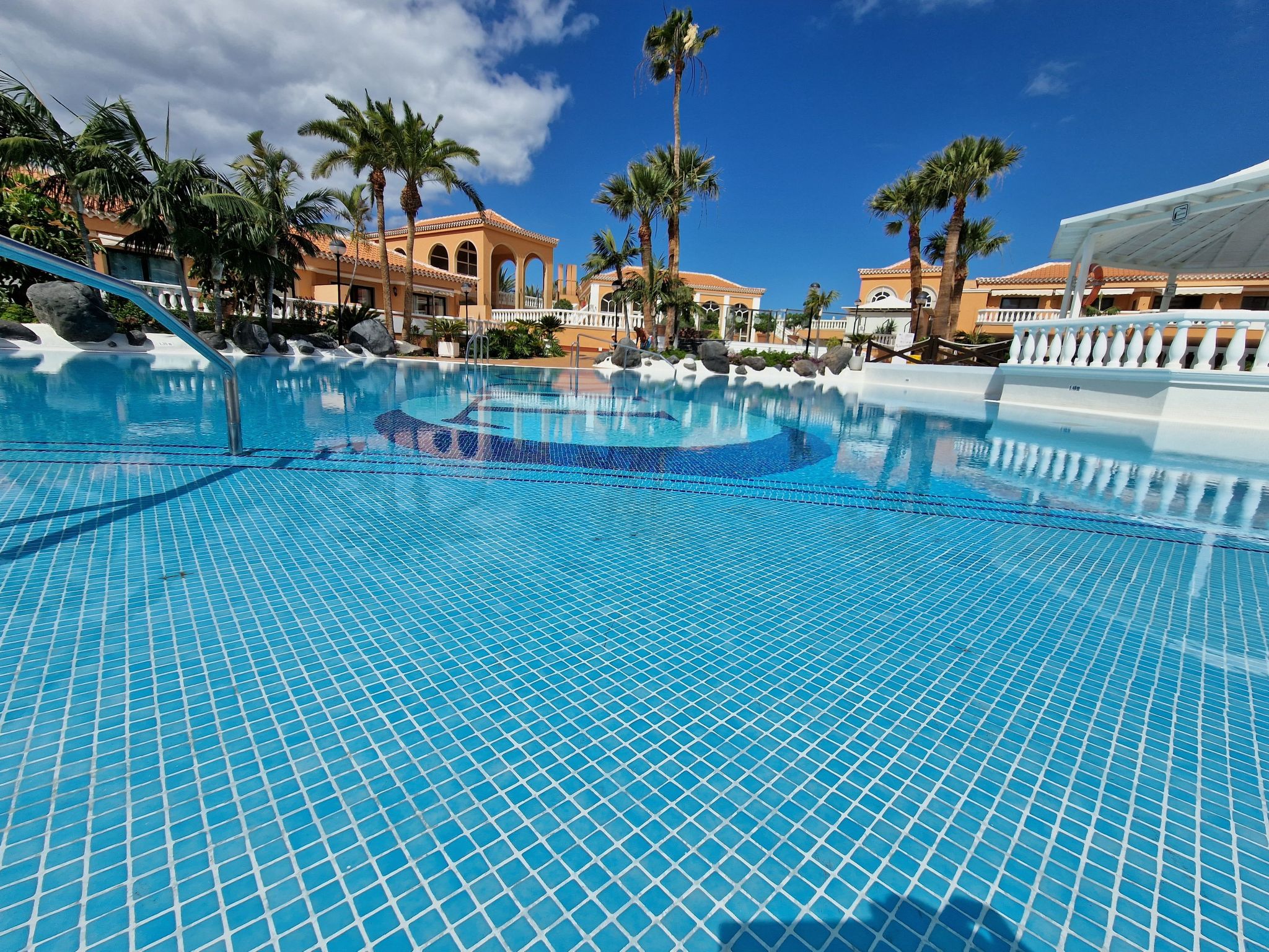 Moderne Wohnung mit Meerblick und Pool-Inside