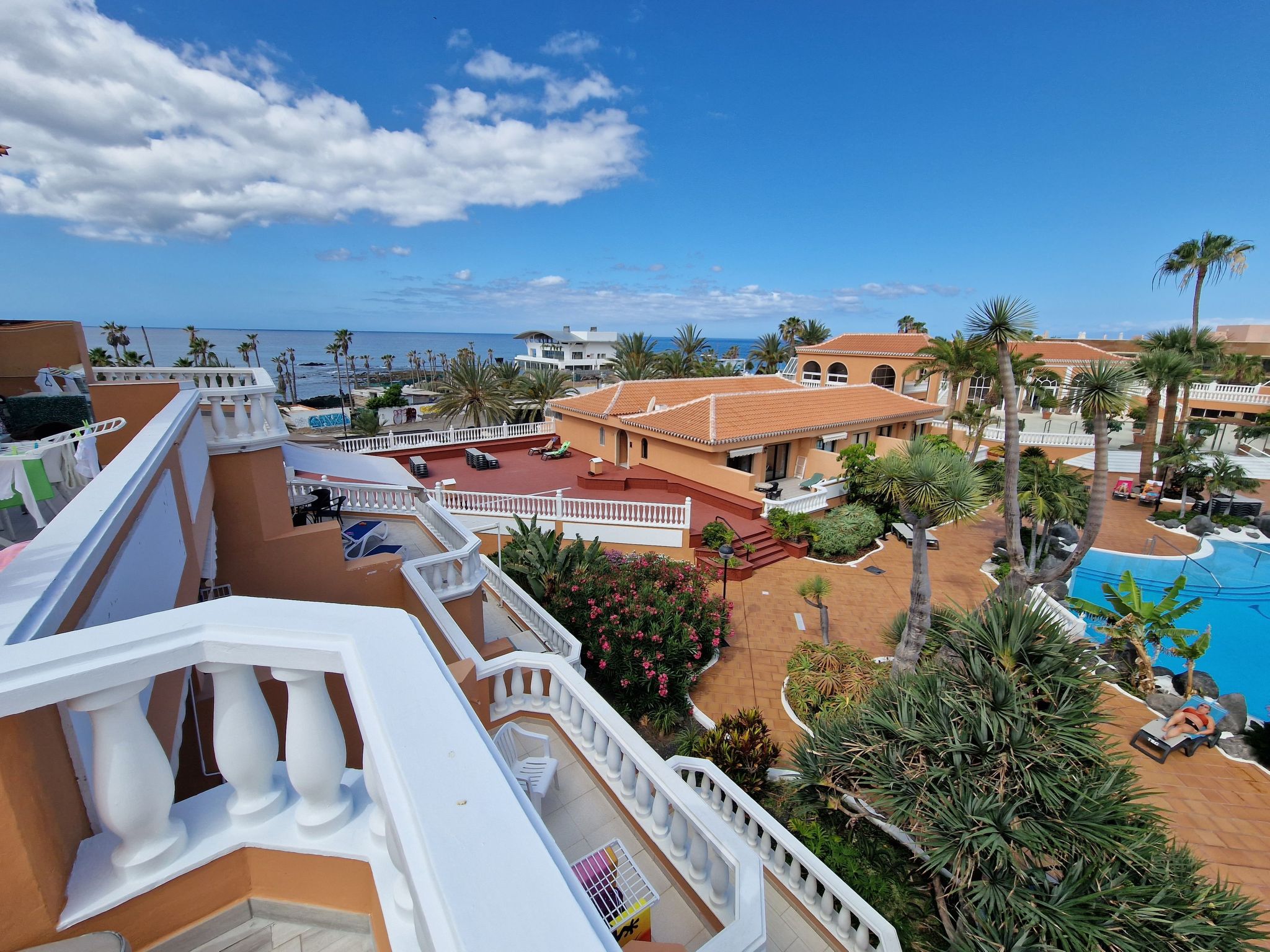 Moderne Wohnung mit Meerblick und Pool-Inside