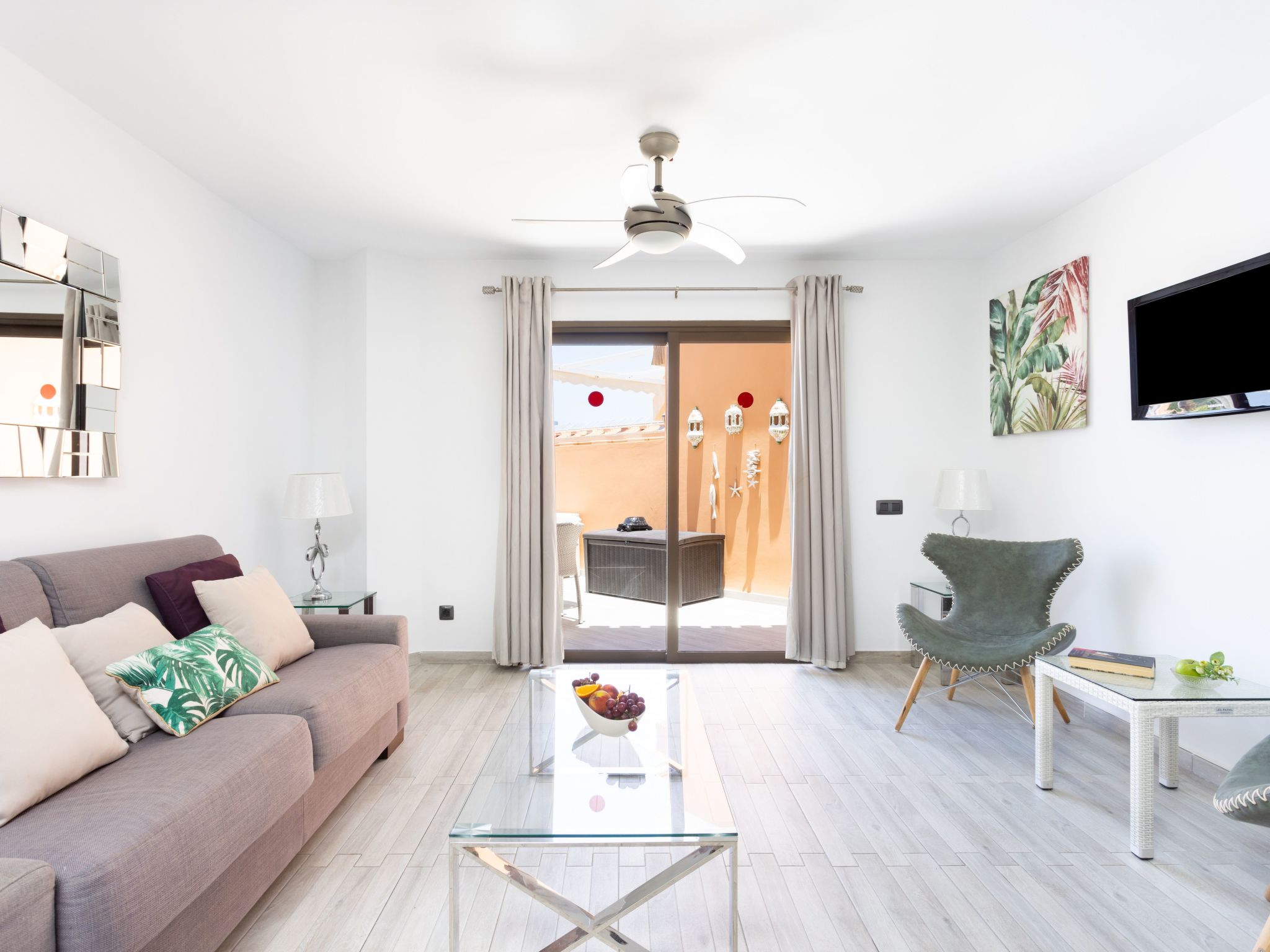 Moderne Wohnung mit Meerblick und Pool-Inside