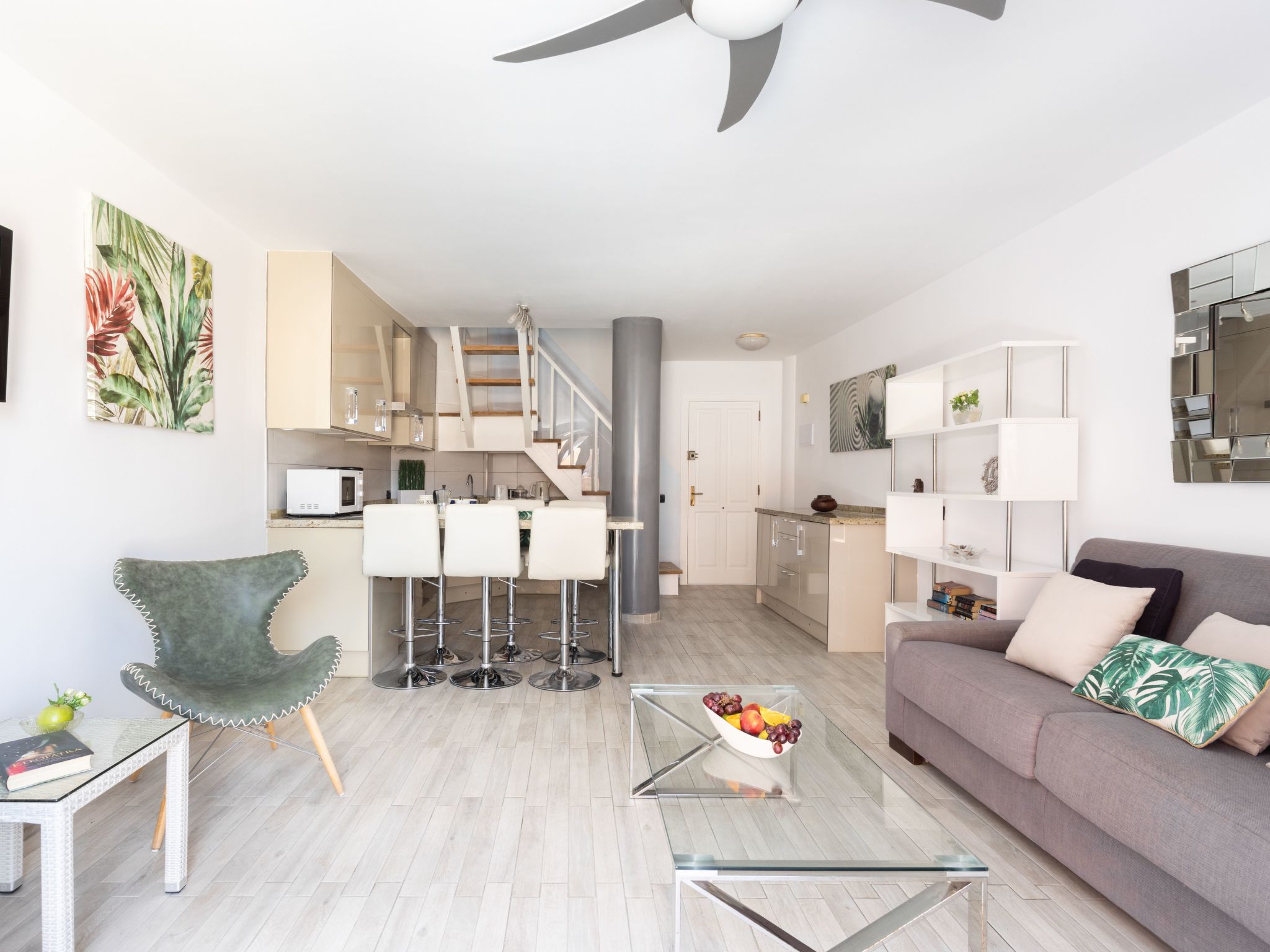 Moderne Wohnung mit Meerblick und Pool-Inside