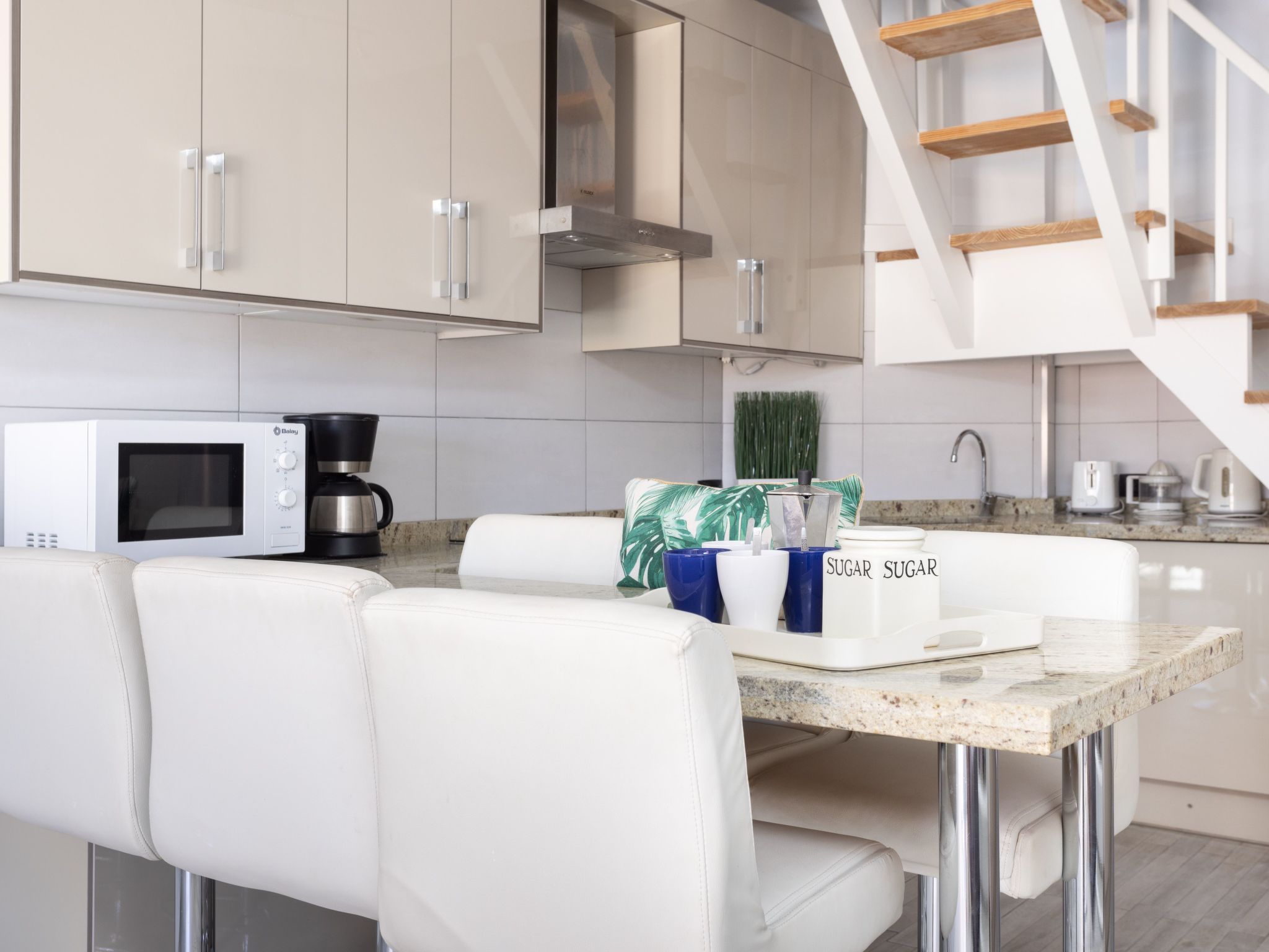 Moderne Wohnung mit Meerblick und Pool-Inside