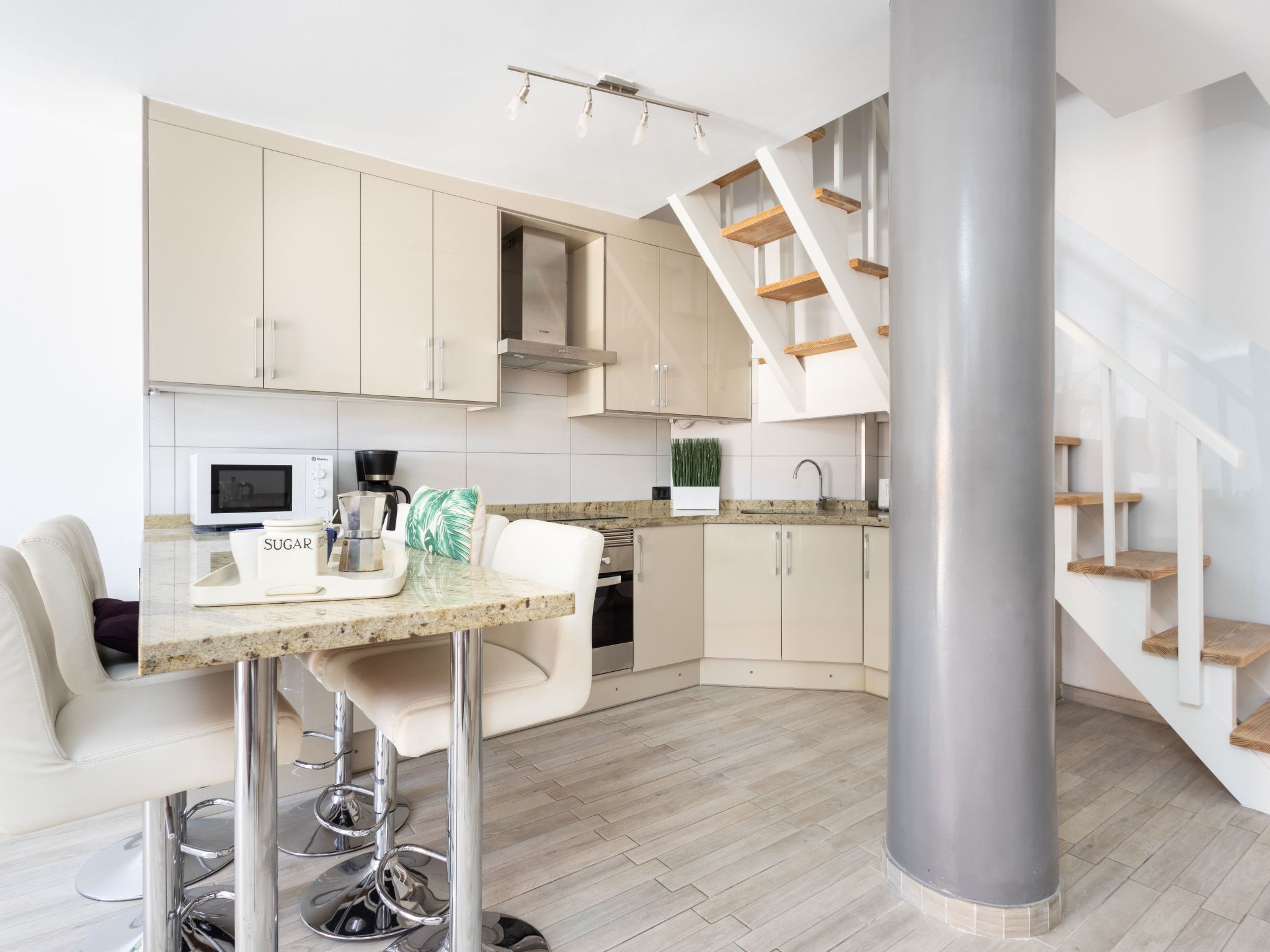 Moderne Wohnung mit Meerblick und Pool-Inside