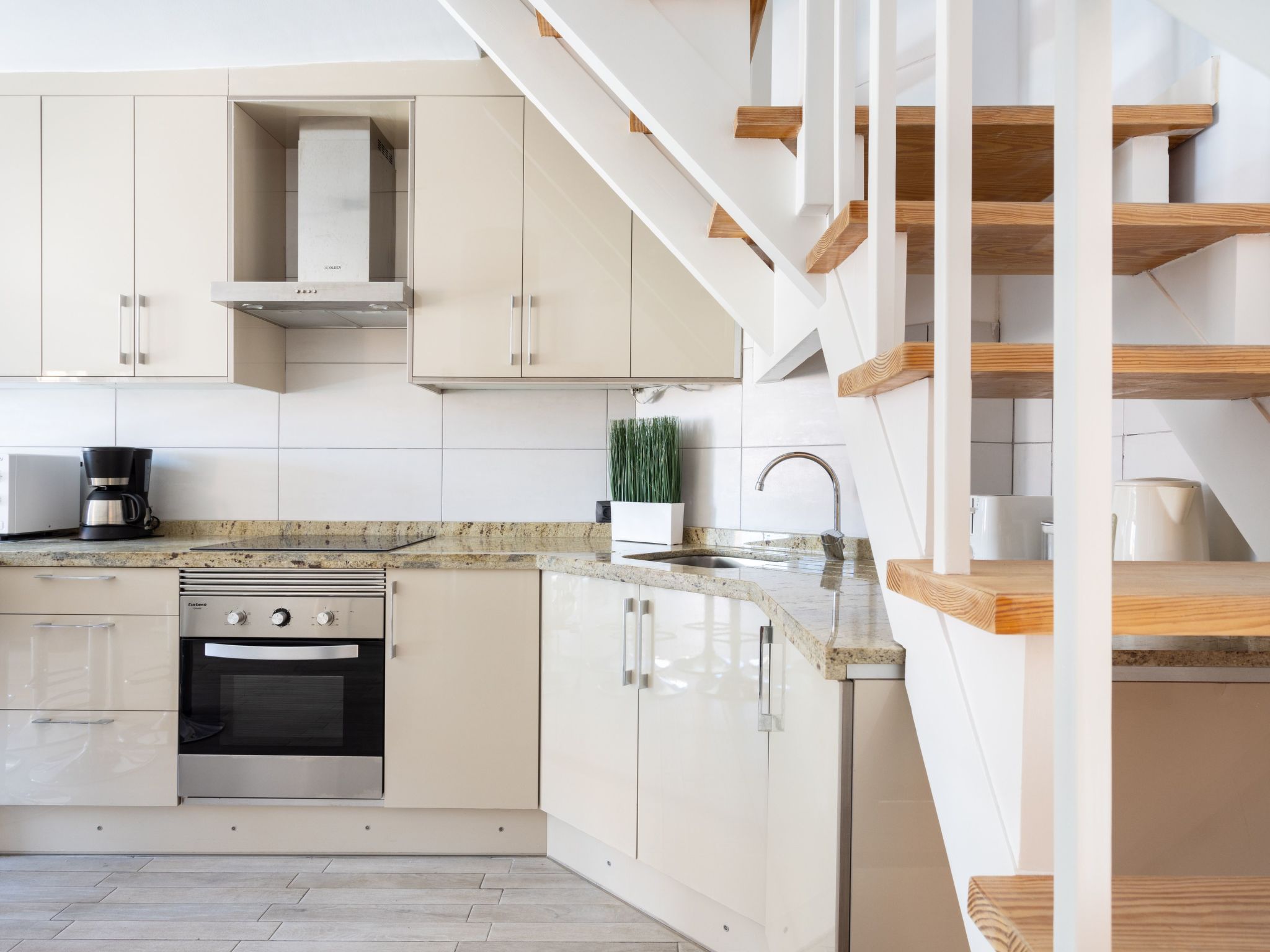 Moderne Wohnung mit Meerblick und Pool-Inside