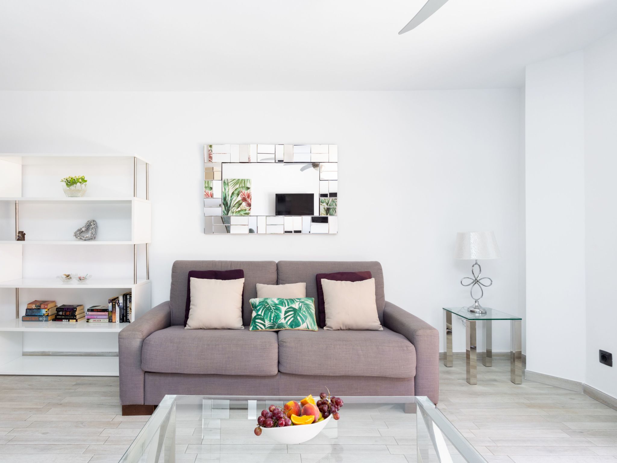 Moderne Wohnung mit Meerblick und Pool-Inside