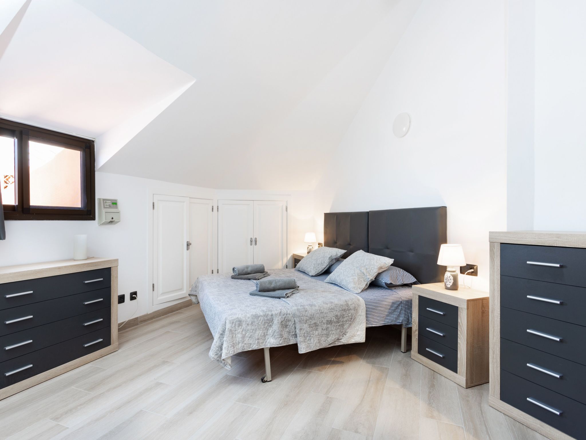 Moderne Wohnung mit Meerblick und Pool-Inside