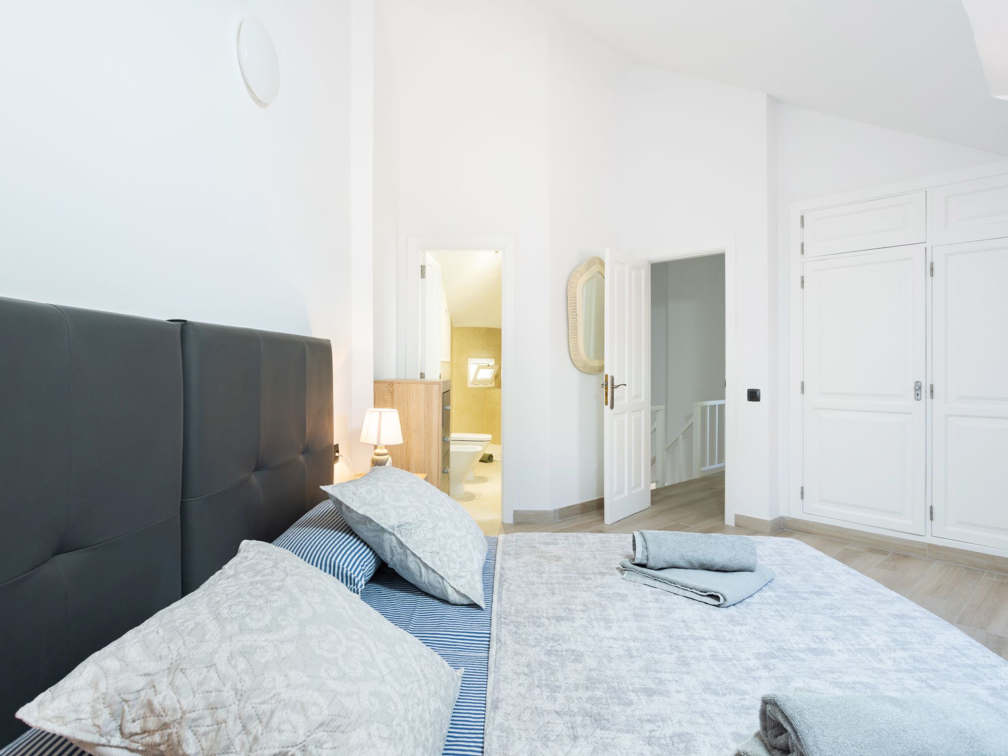 Moderne Wohnung mit Meerblick und Pool-Inside