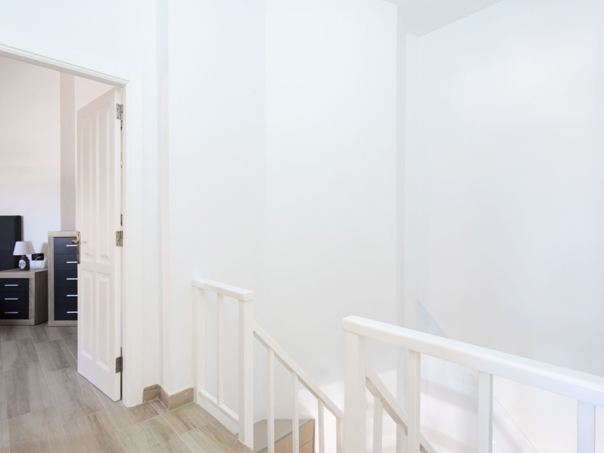 Moderne Wohnung mit Meerblick und Pool-Inside