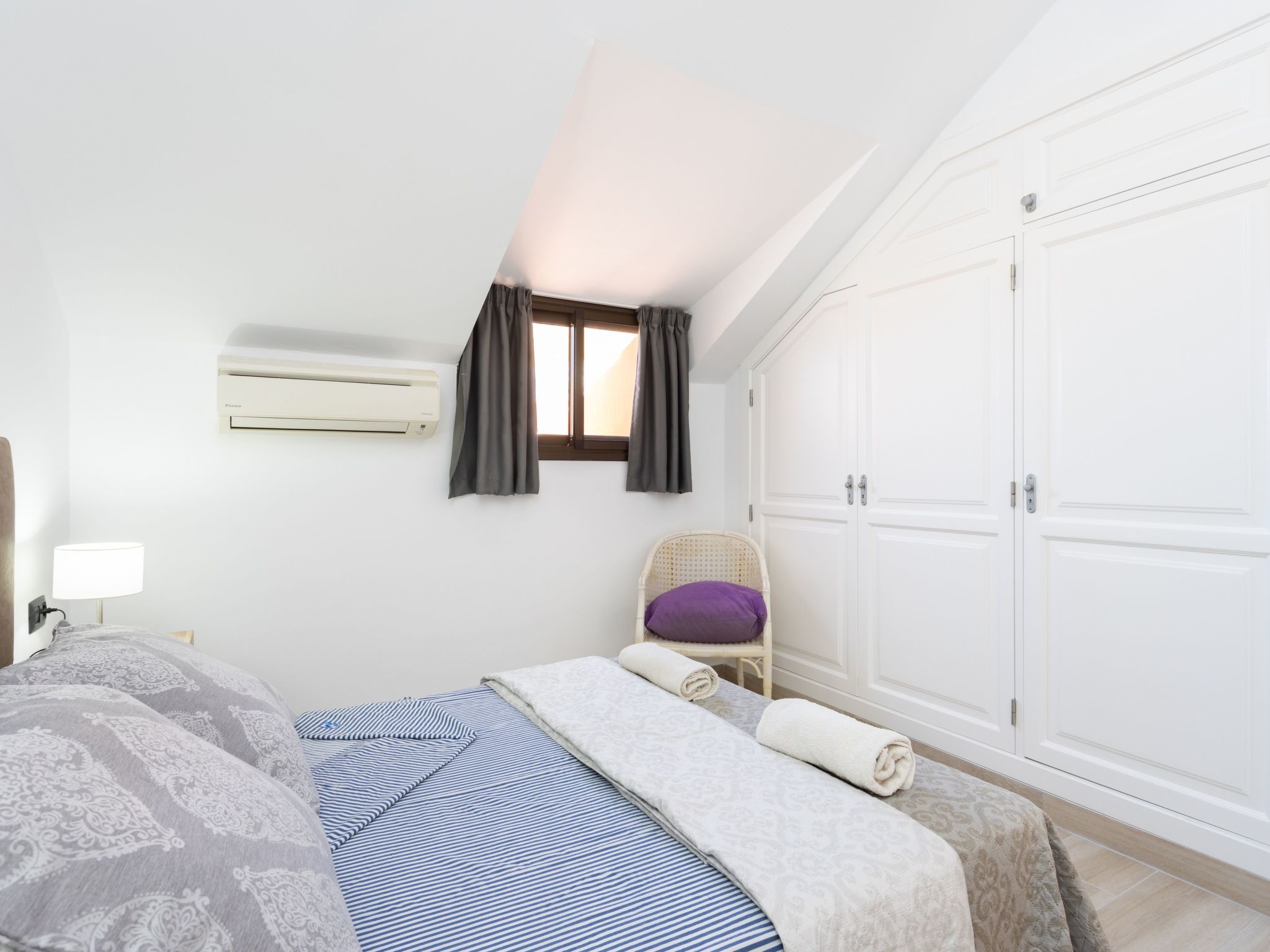 Moderne Wohnung mit Meerblick und Pool-Inside