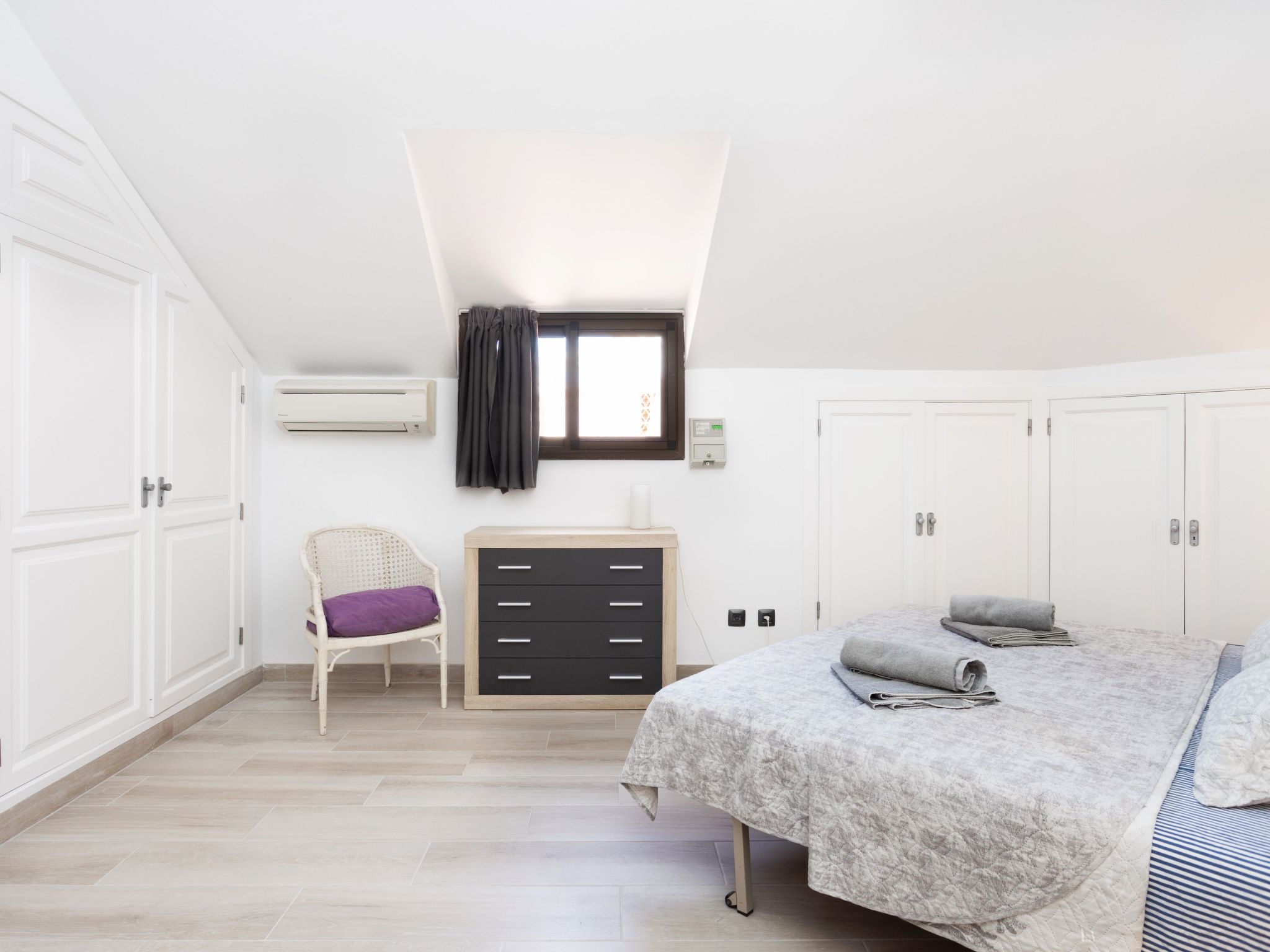 Moderne Wohnung mit Meerblick und Pool-Inside