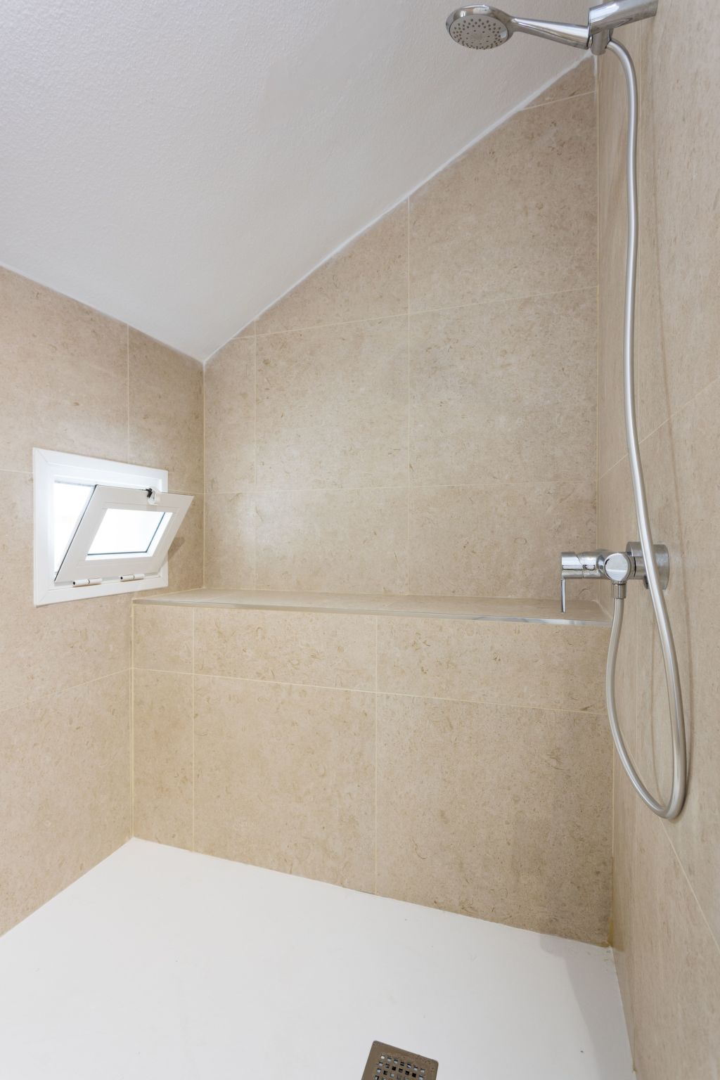 Moderne Wohnung mit Meerblick und Pool-Inside