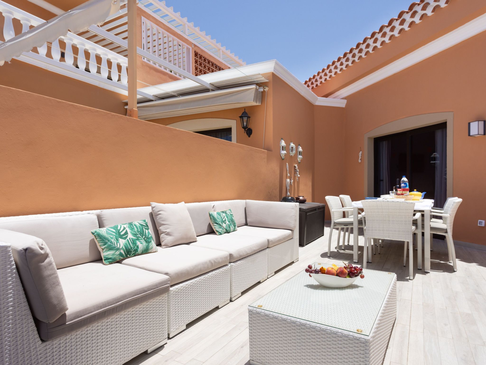 Moderne Wohnung mit Meerblick und Pool-Inside