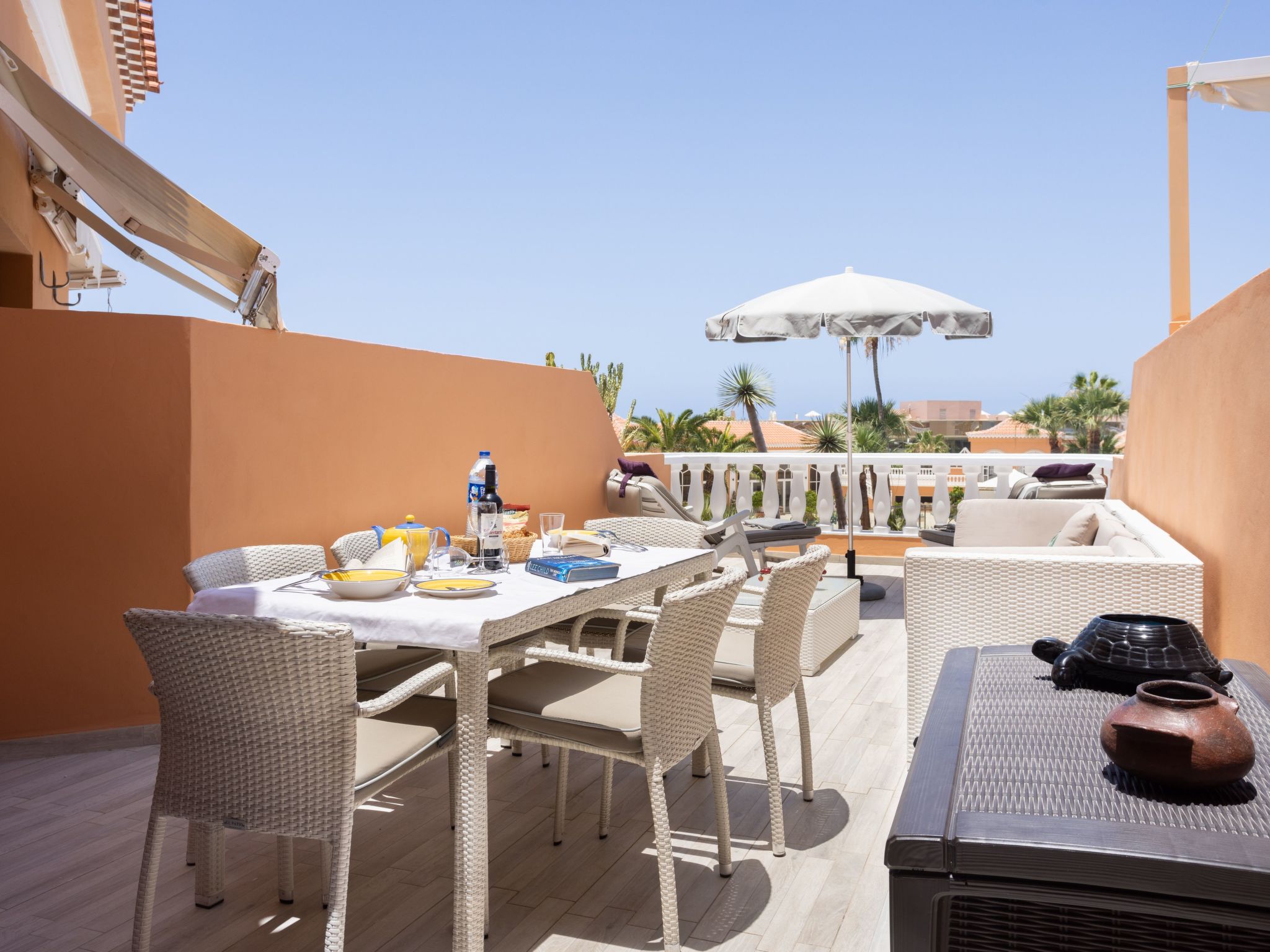 Moderne Wohnung mit Meerblick und Pool-Inside