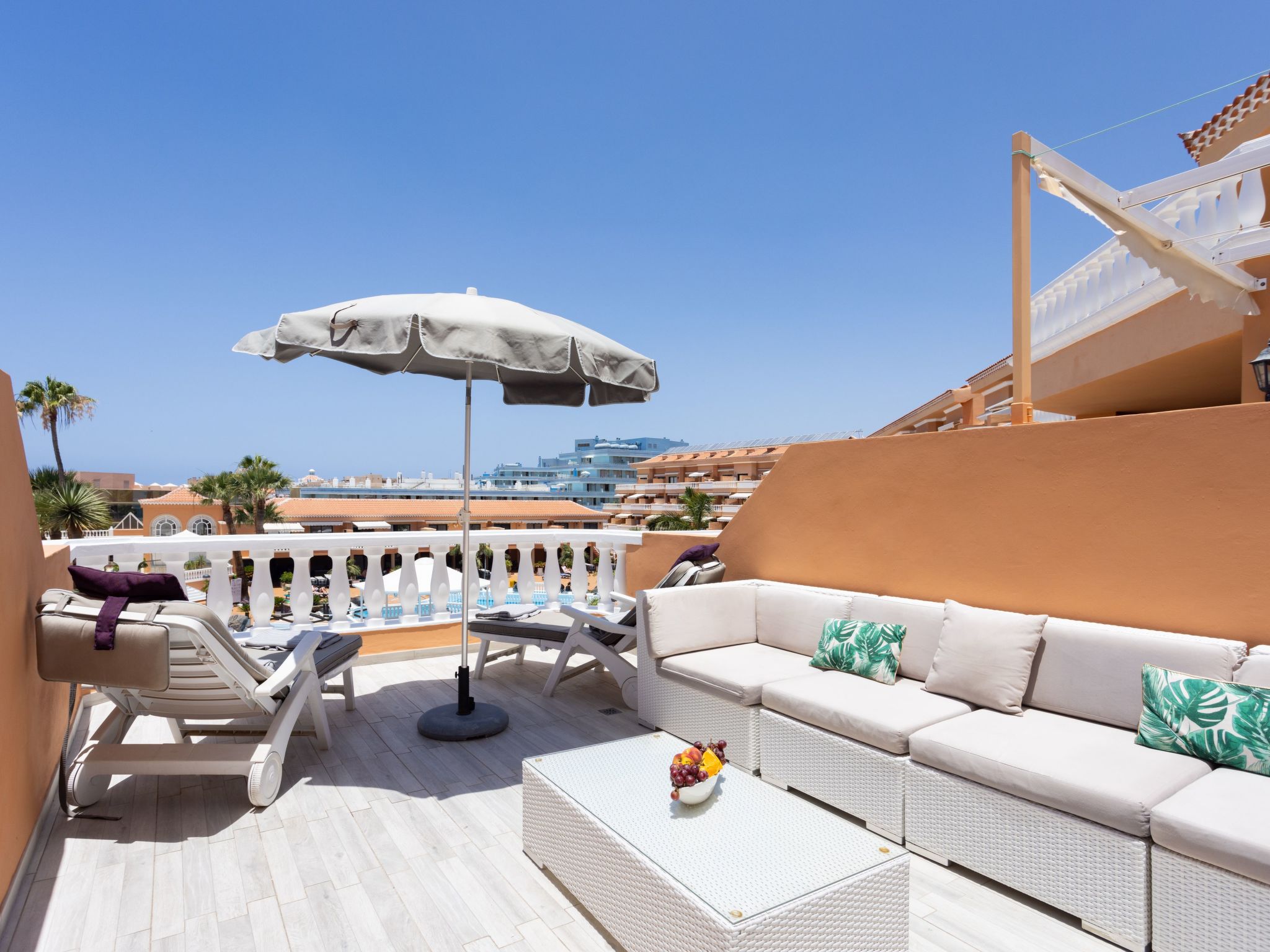 Moderne Wohnung mit Meerblick und Pool-Inside