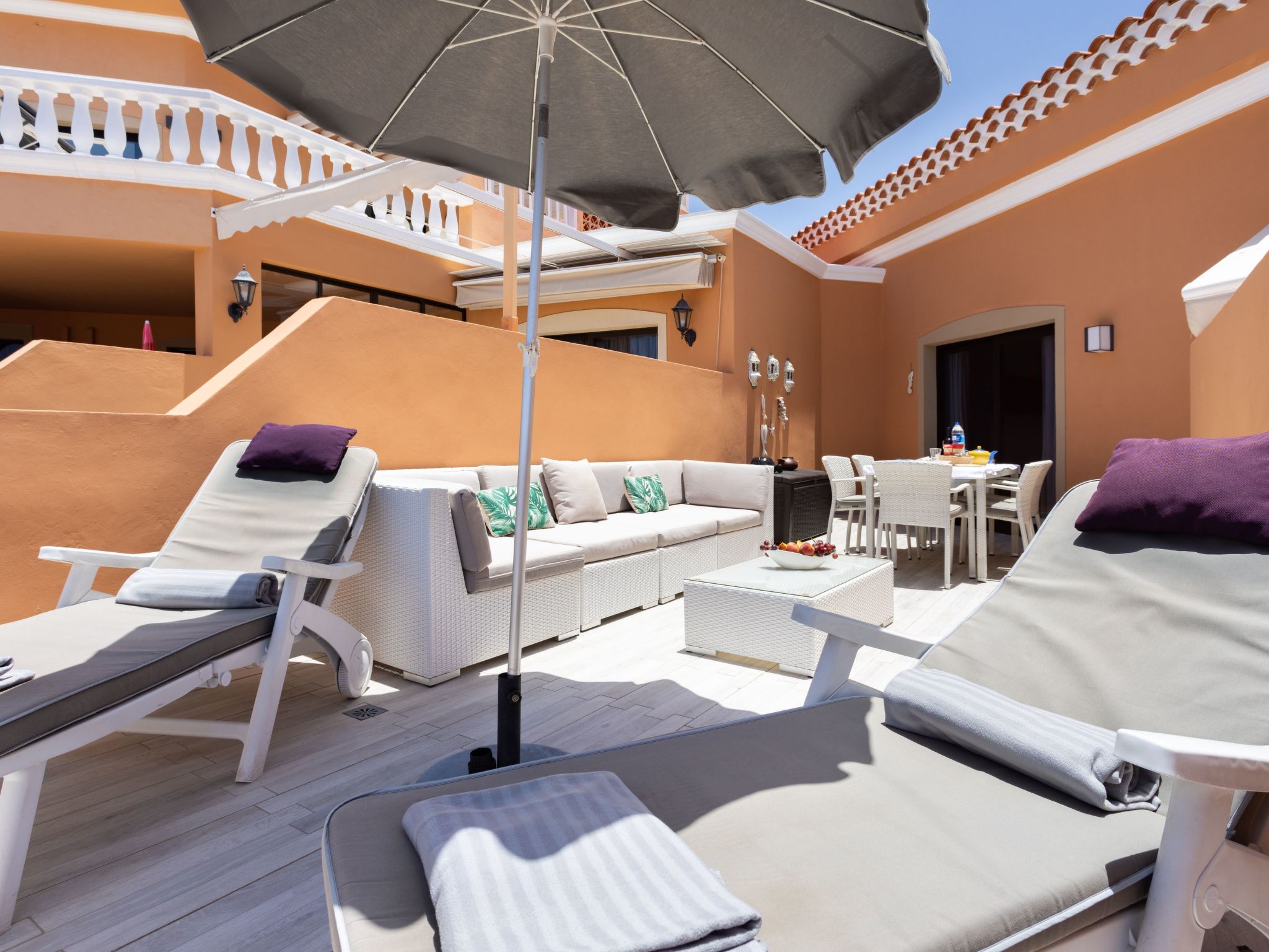 Moderne Wohnung mit Meerblick und Pool-Inside