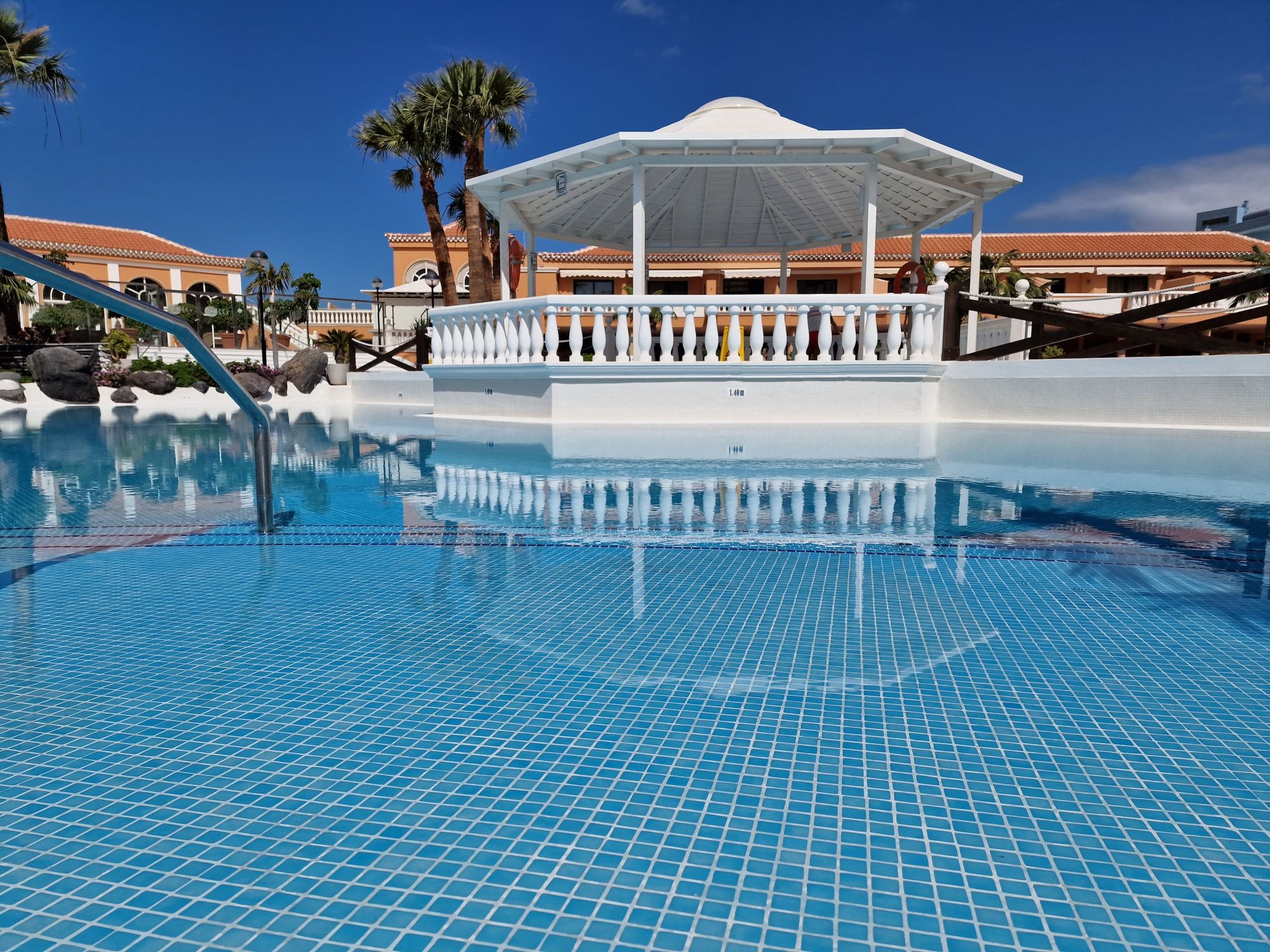 Moderne Wohnung mit Meerblick und Pool-Inside