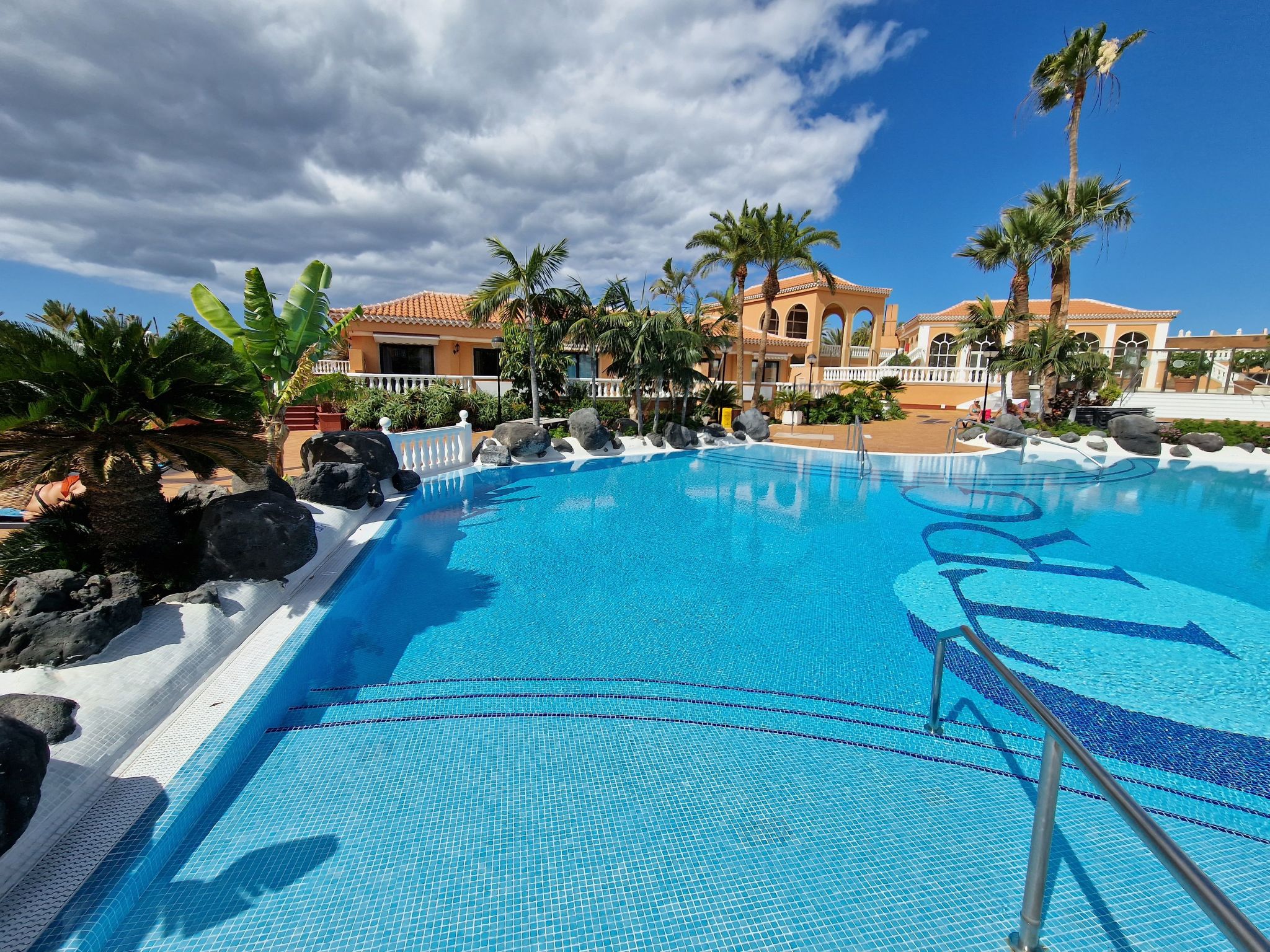 Moderne Wohnung mit Meerblick und Pool-Inside