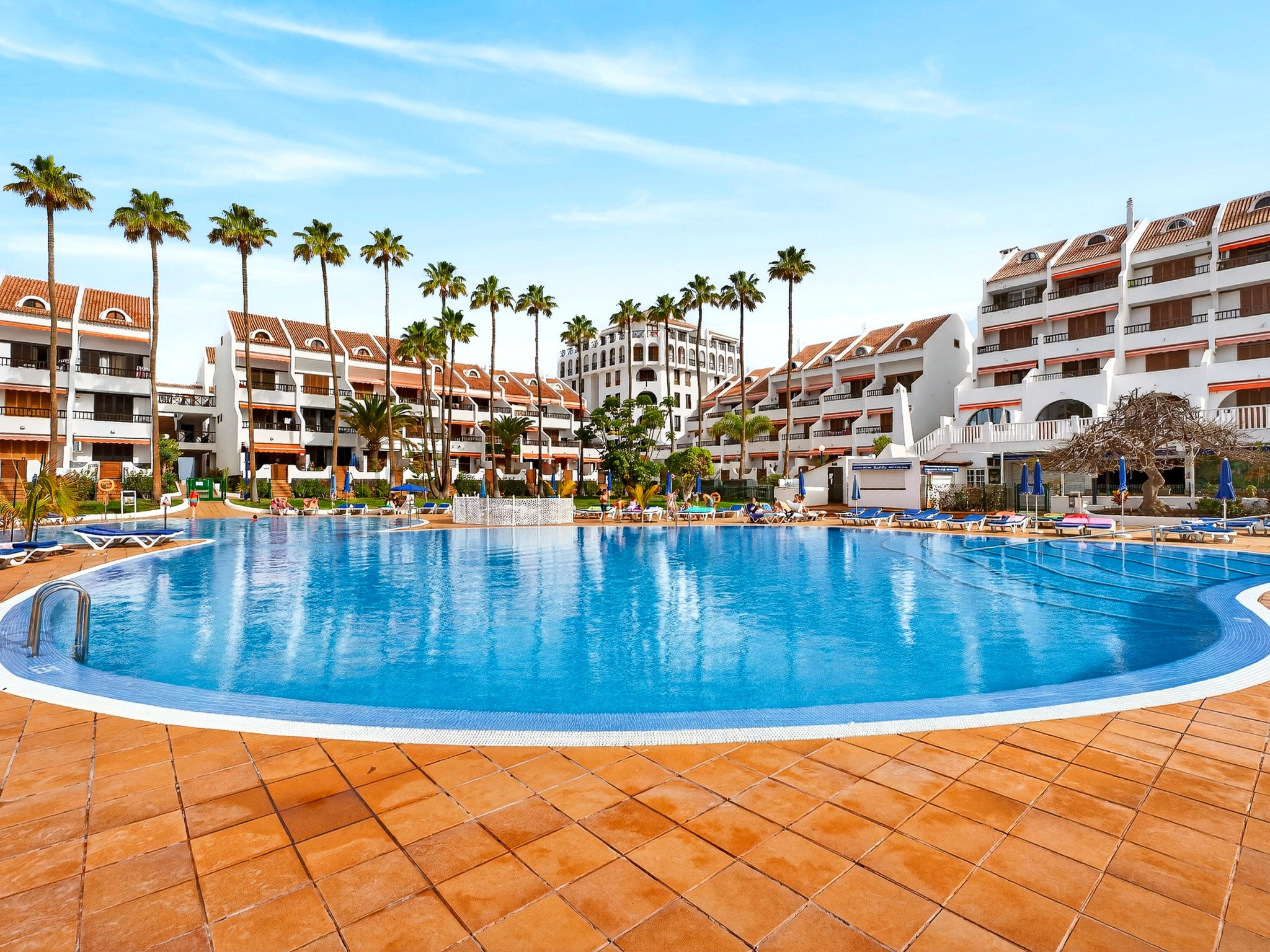 Appartement 3-kamers 80 m2. Gedeeltelijk gerenoveerd in 2021, doelmatig en comfortabel ingericht: open woon-/eetkamer met 1 2-pers divanbed (190 cm, lengte 140 cm), Digitale TV en ventilator. 1 kamer ..