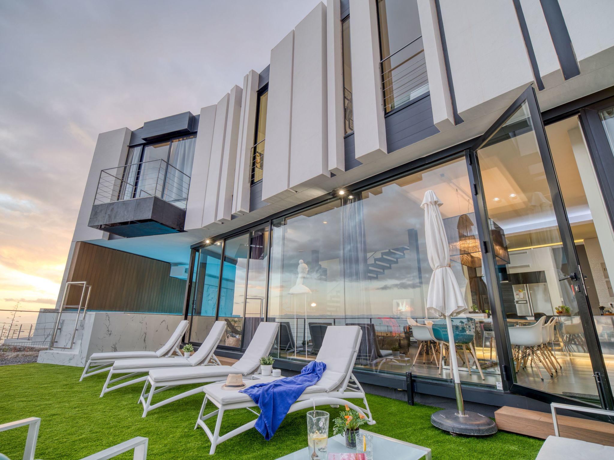 Mit überdachtem Pool in Tijoco Bajo-Dedans