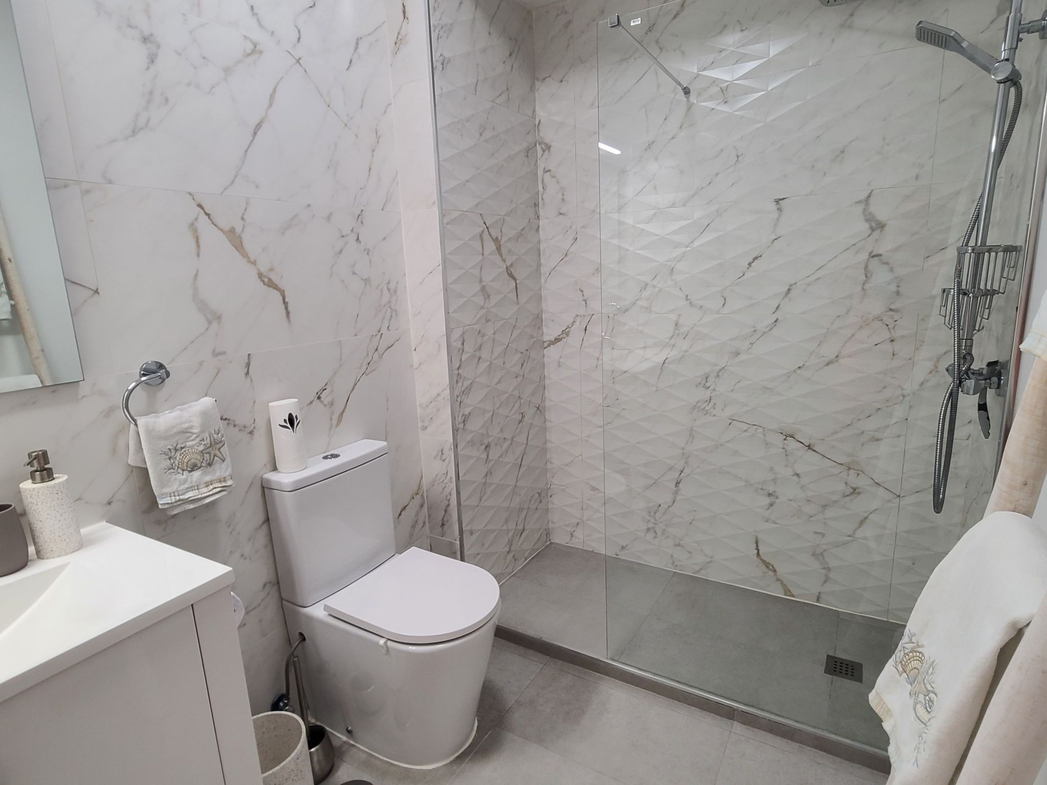 Modernes Luxus-Haus mit phantastischem Meerblick, beheizter Pool und WIFI - Binnen
