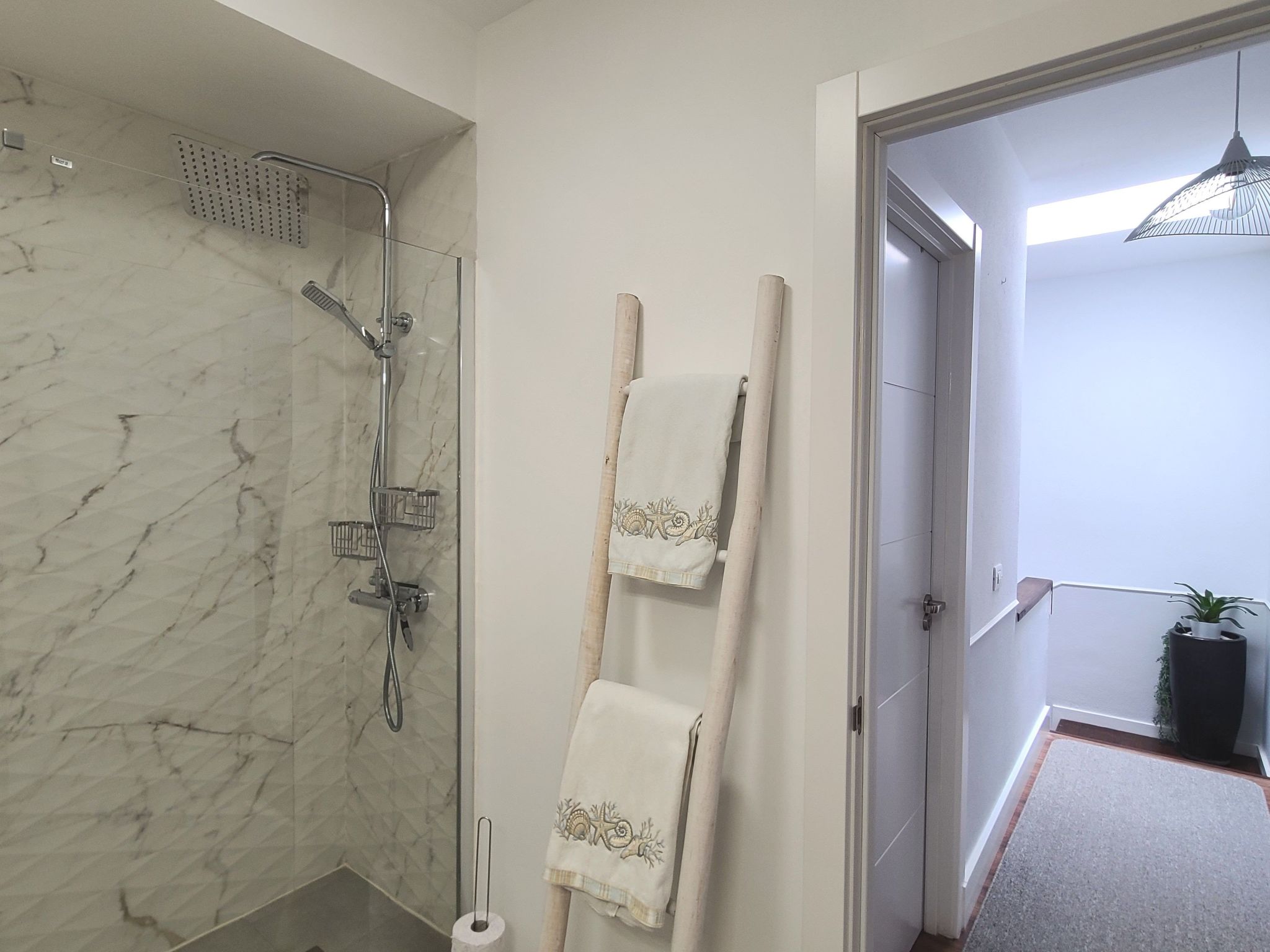 Modernes Luxus-Haus mit phantastischem Meerblick, beheizter Pool und WIFI - Binnen