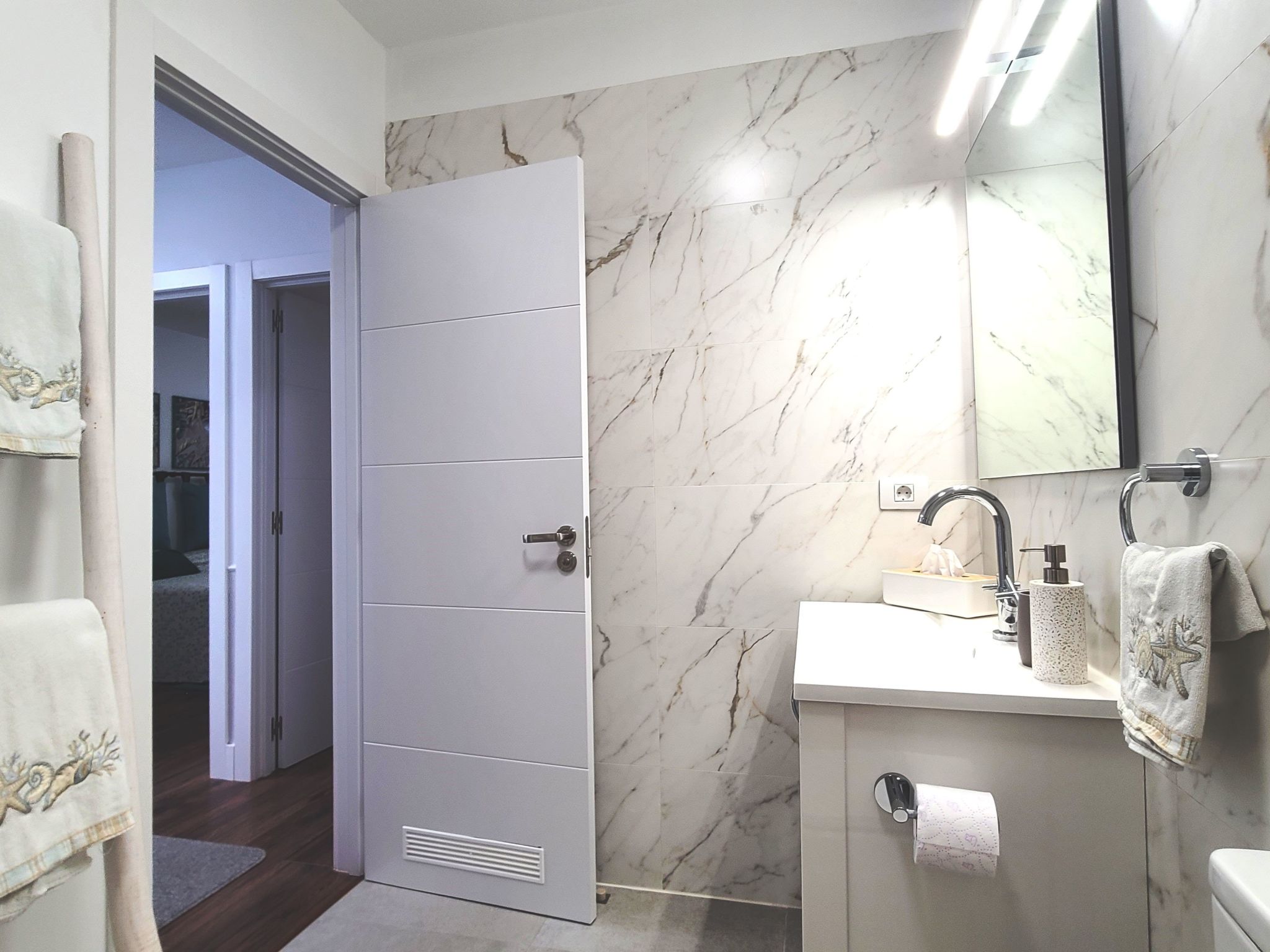 Modernes Luxus-Haus mit phantastischem Meerblick, beheizter Pool und WIFI - Binnen