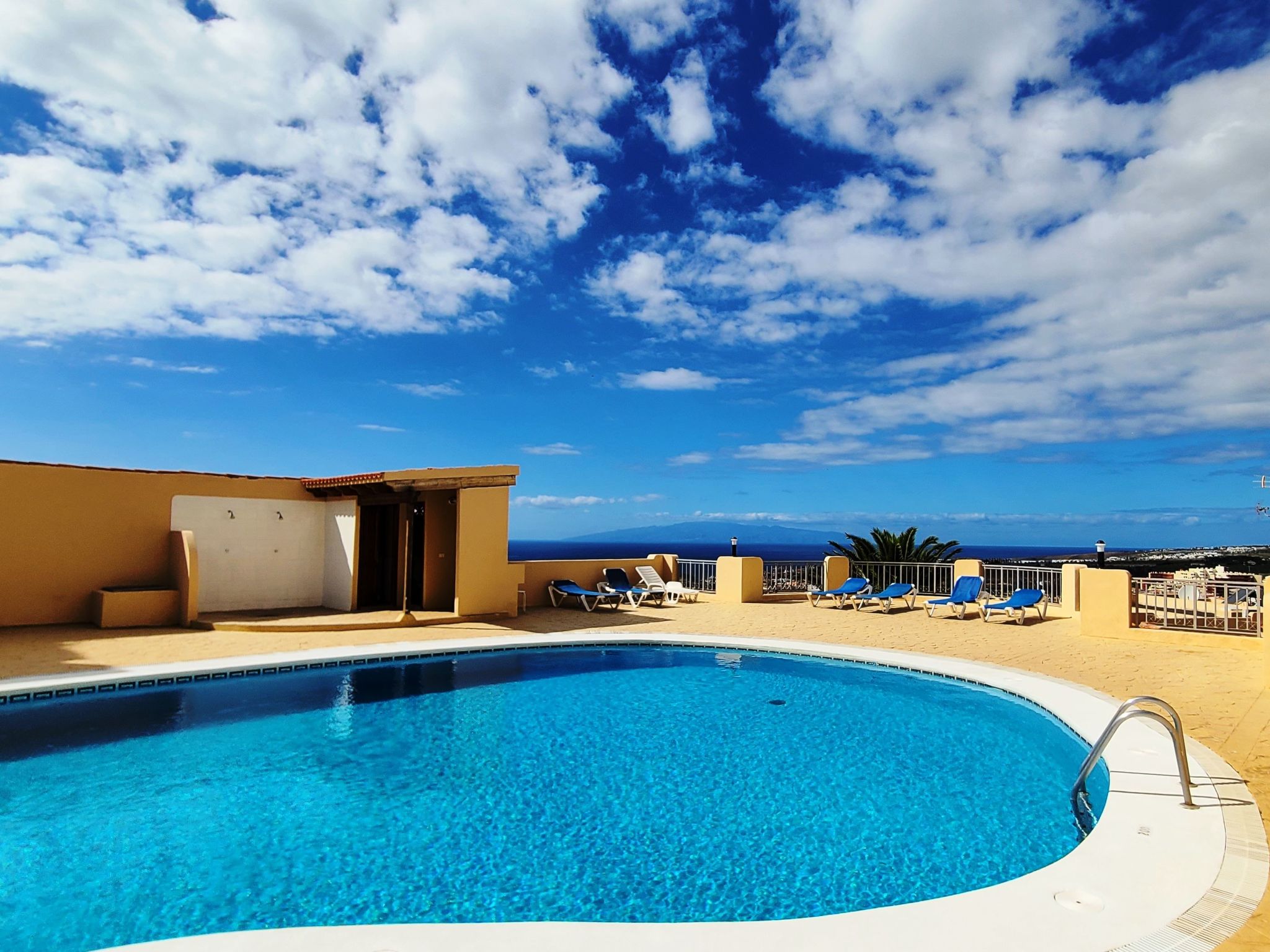 Modernes Luxus-Haus mit phantastischem Meerblick, beheizter Pool und WIFI - Binnen