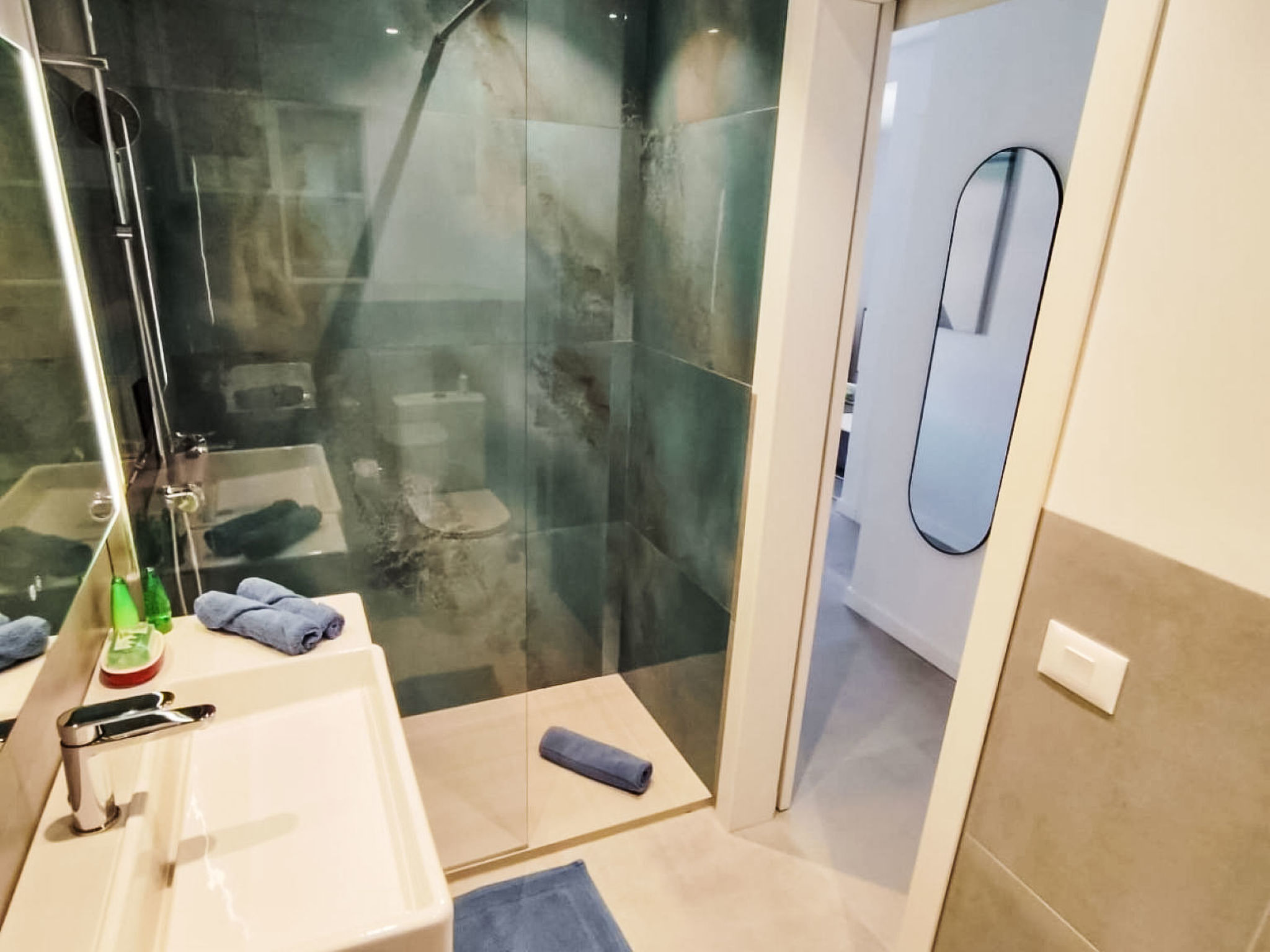 Ruhige, charmant renovierte Wohnung, Terrasse, P - Binnen