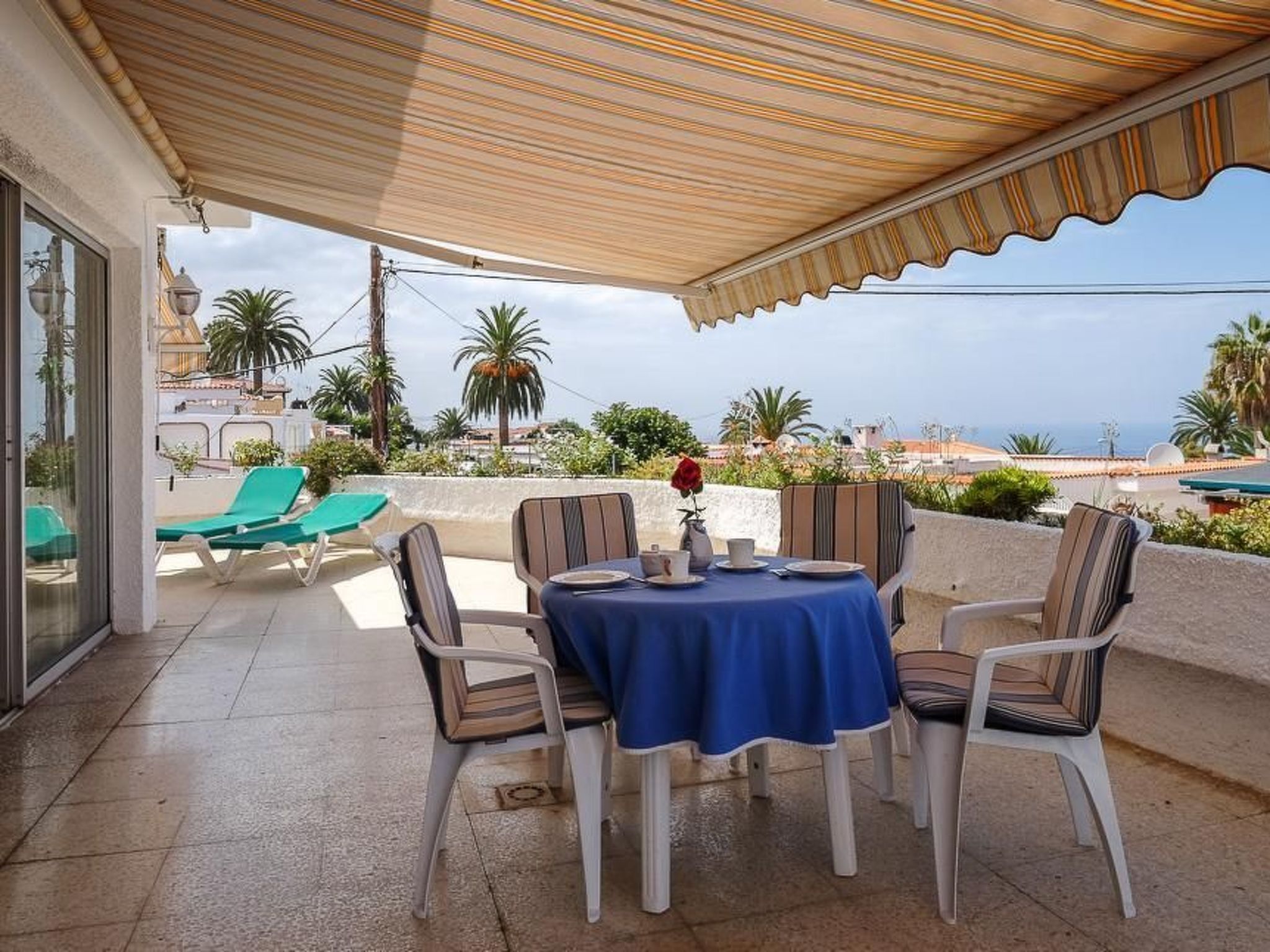 Strandnahes Haus mit Terrasse zum Sonnenuntergang — Terrace (3 of 26)
