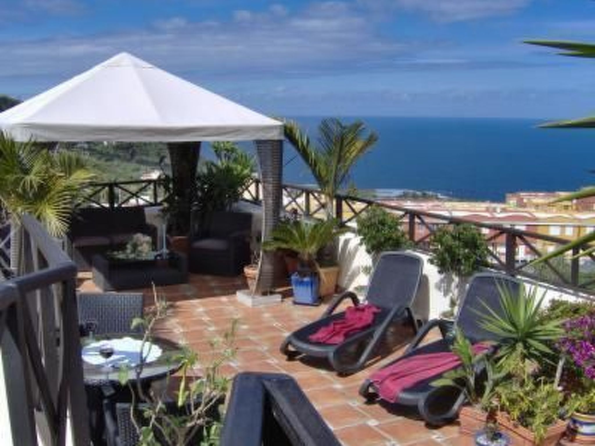 Appartement mit Blick auf das Wasser-Image-tags.info