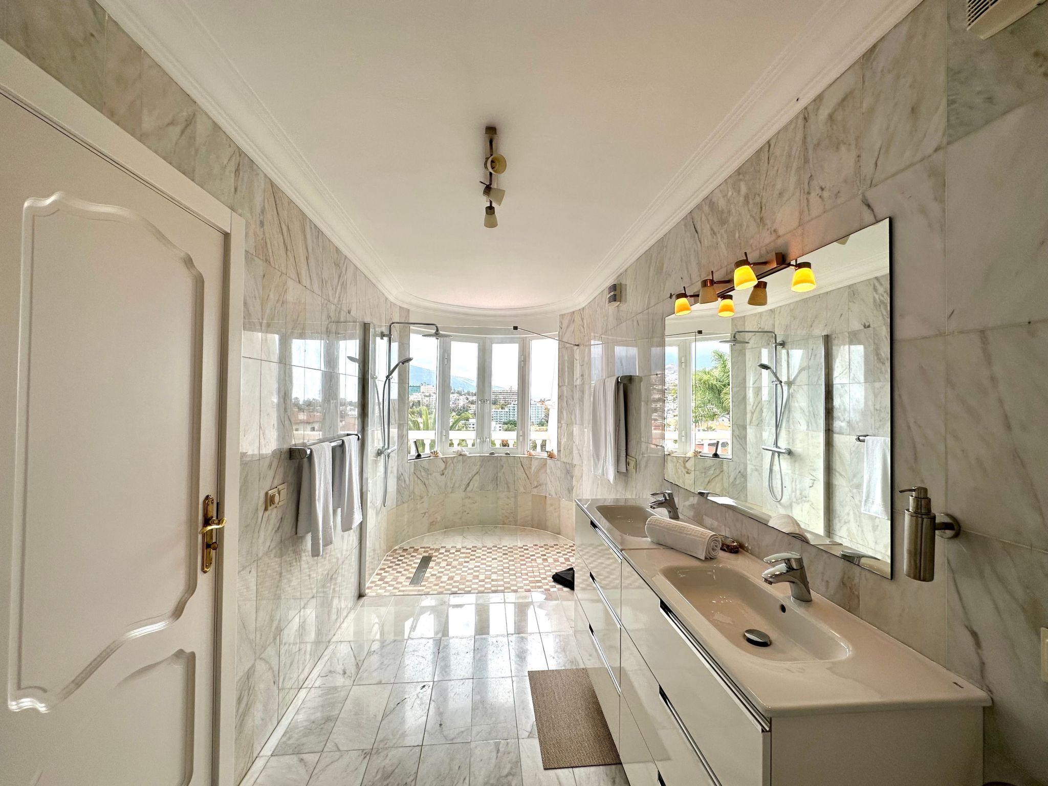 Prime atic Rosaleda-Inside