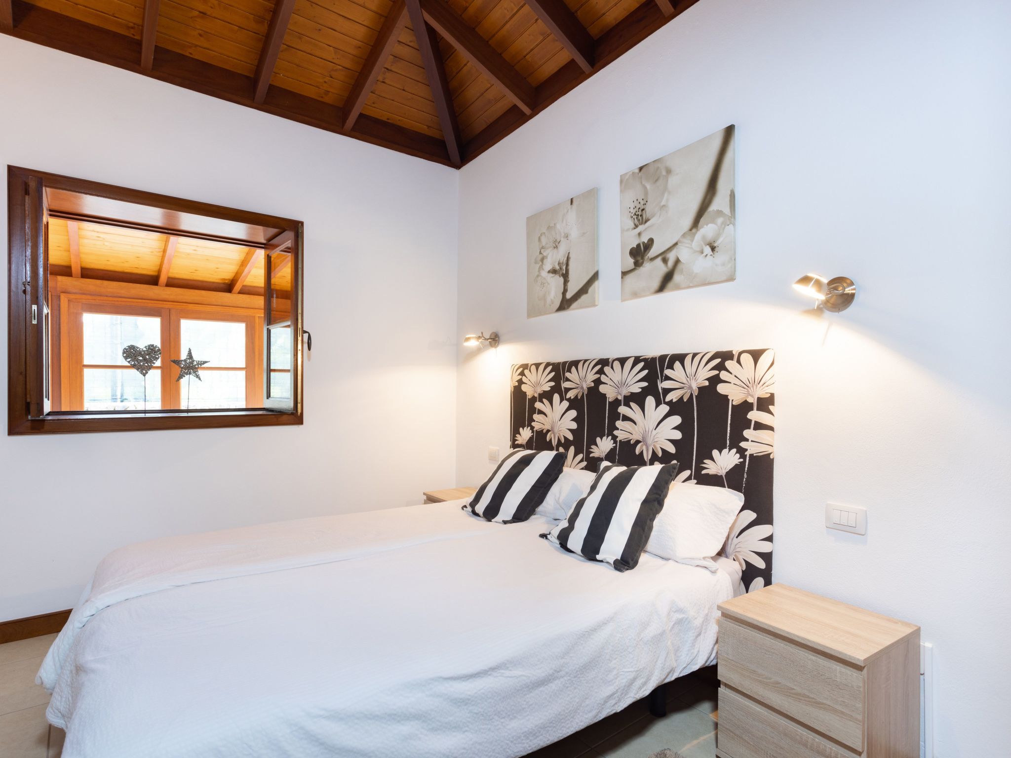 Cruz de los Martillos-Inside