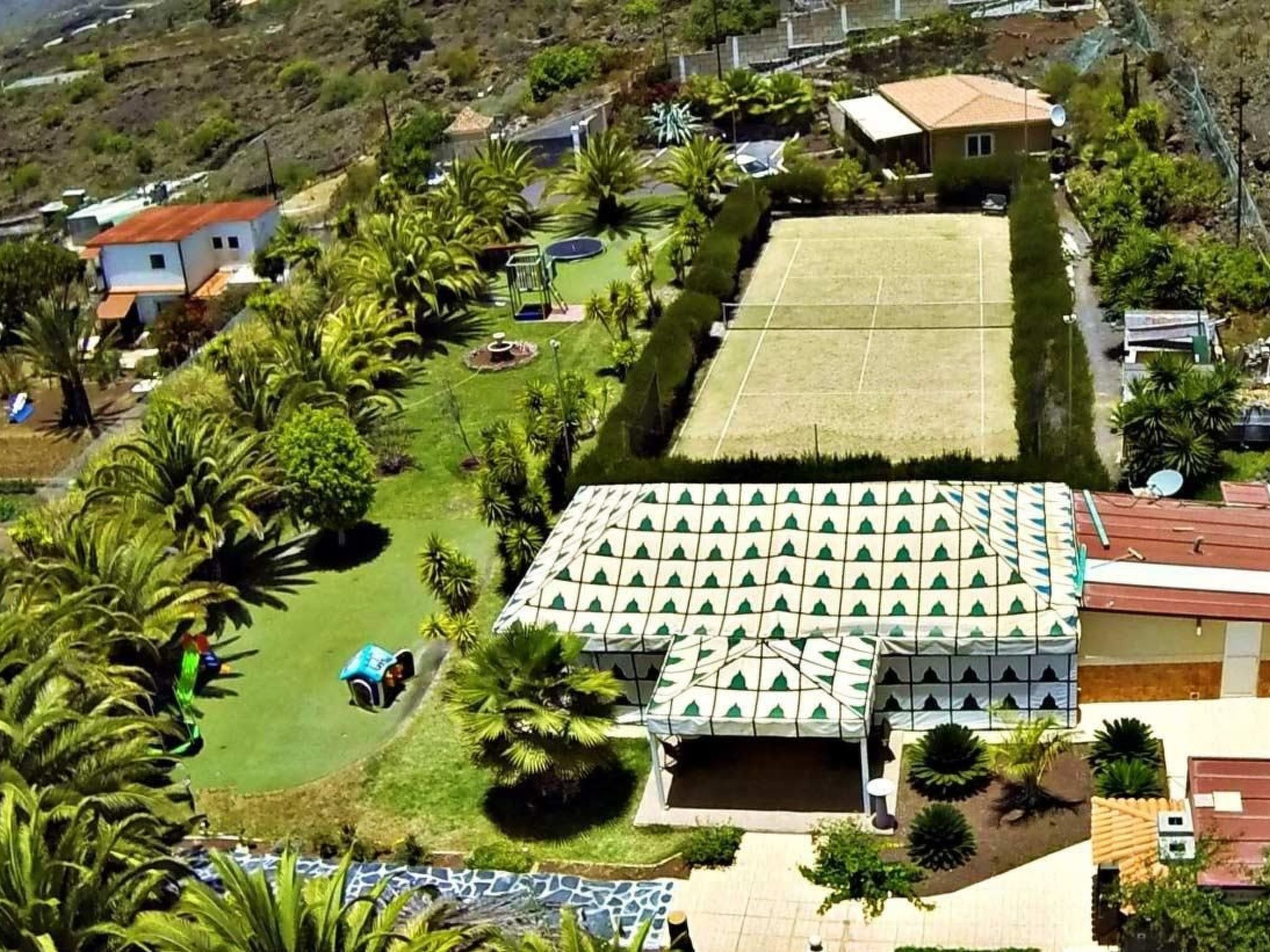 Geräumiges Ferienhaus mit Kaminofen und Terrasse-Image-tags.info