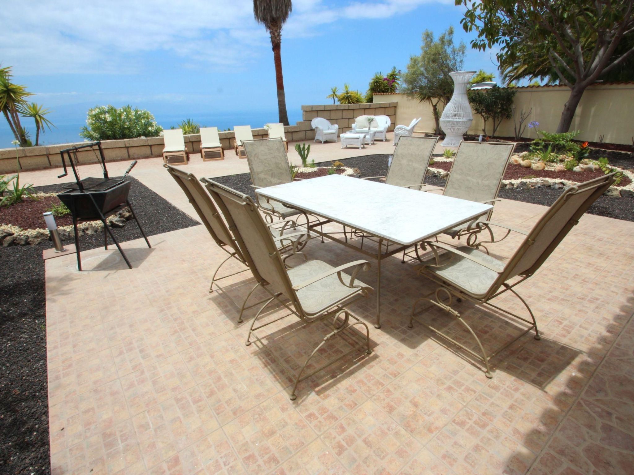 Apartment mit Terrasse, Pool und Garten