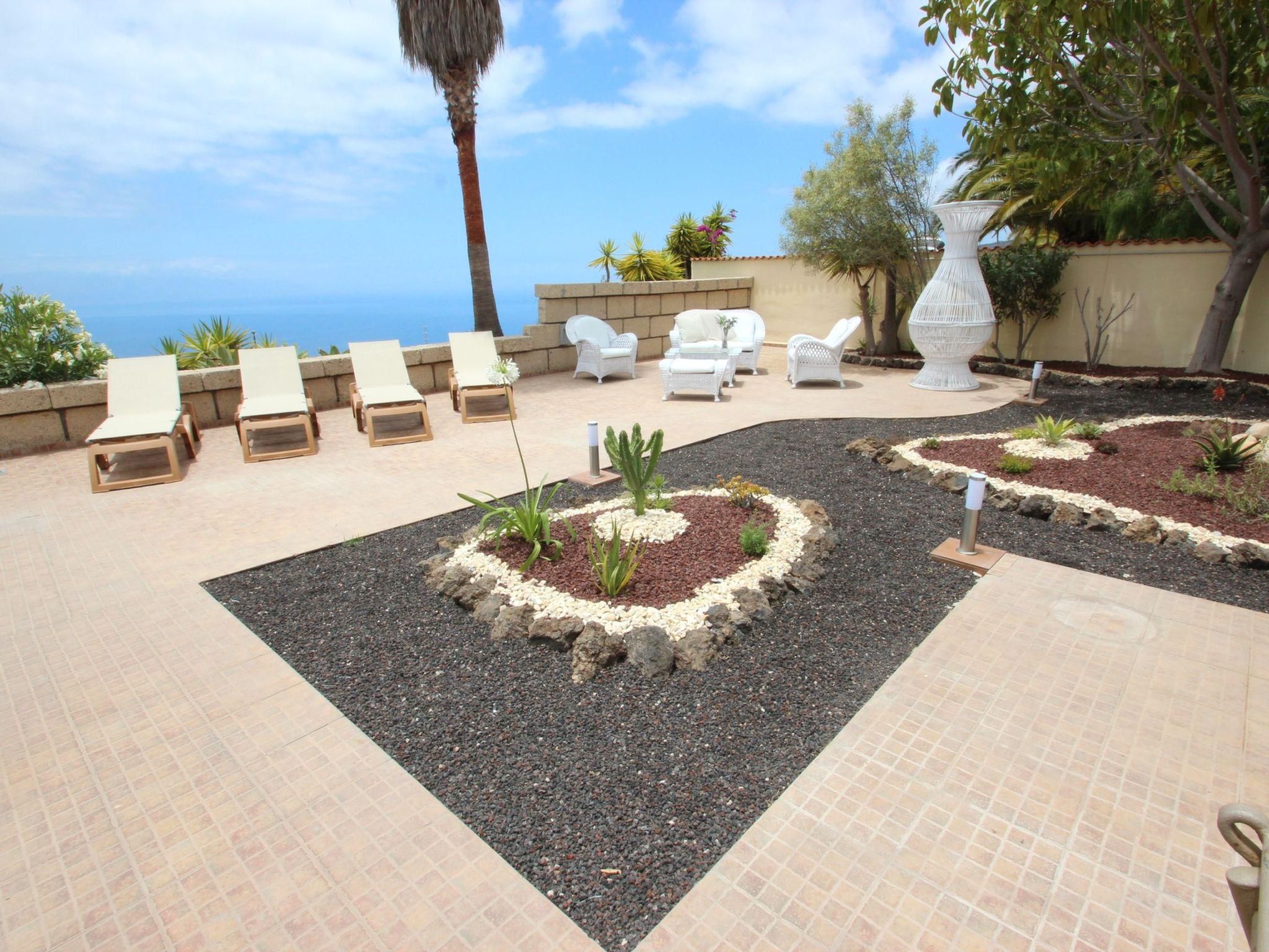 Apartment mit Terrasse, Pool und Garten-Image-tags.info