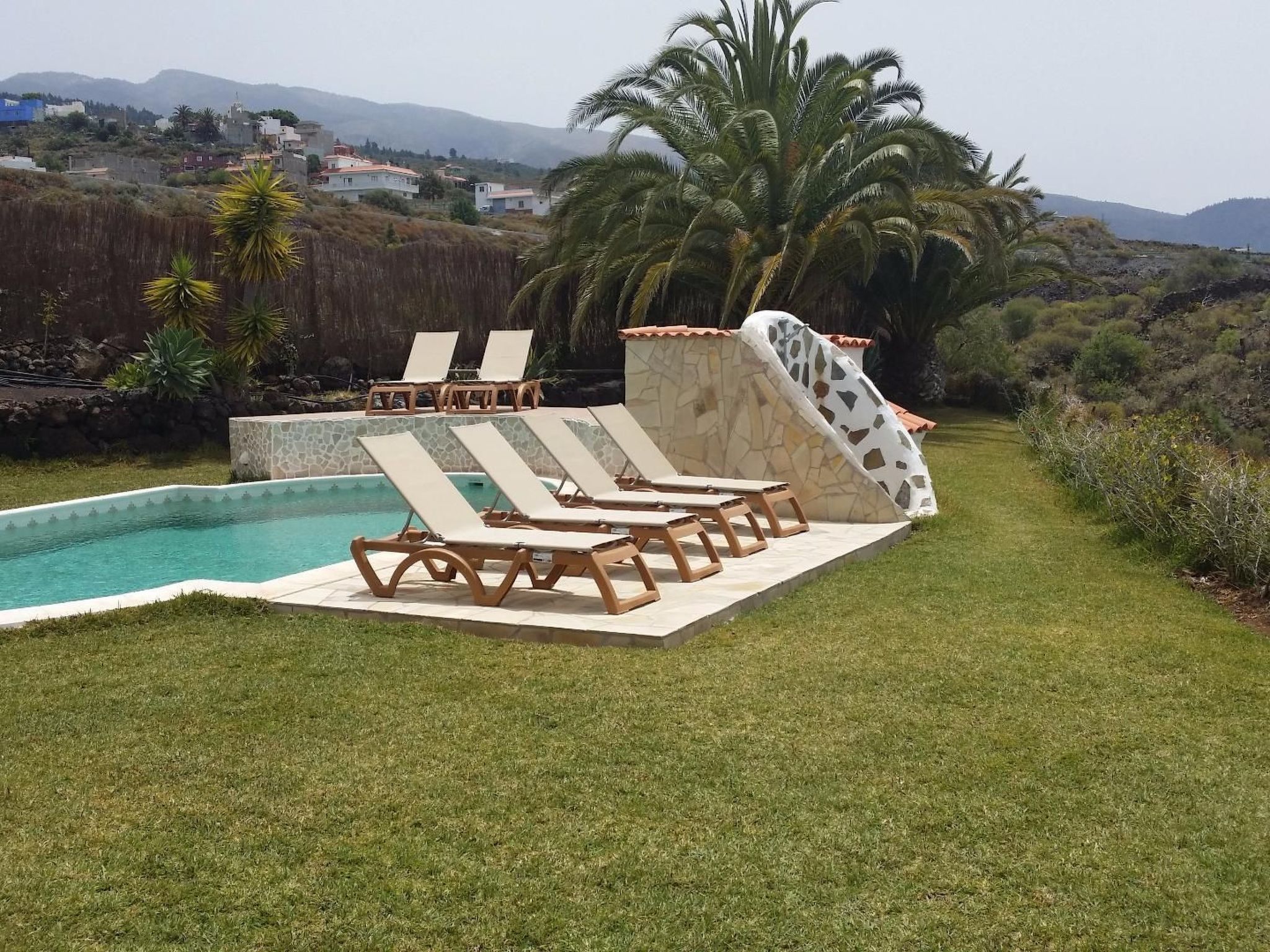 Apartment mit Terrasse, Pool und Garten-Image-tags.info