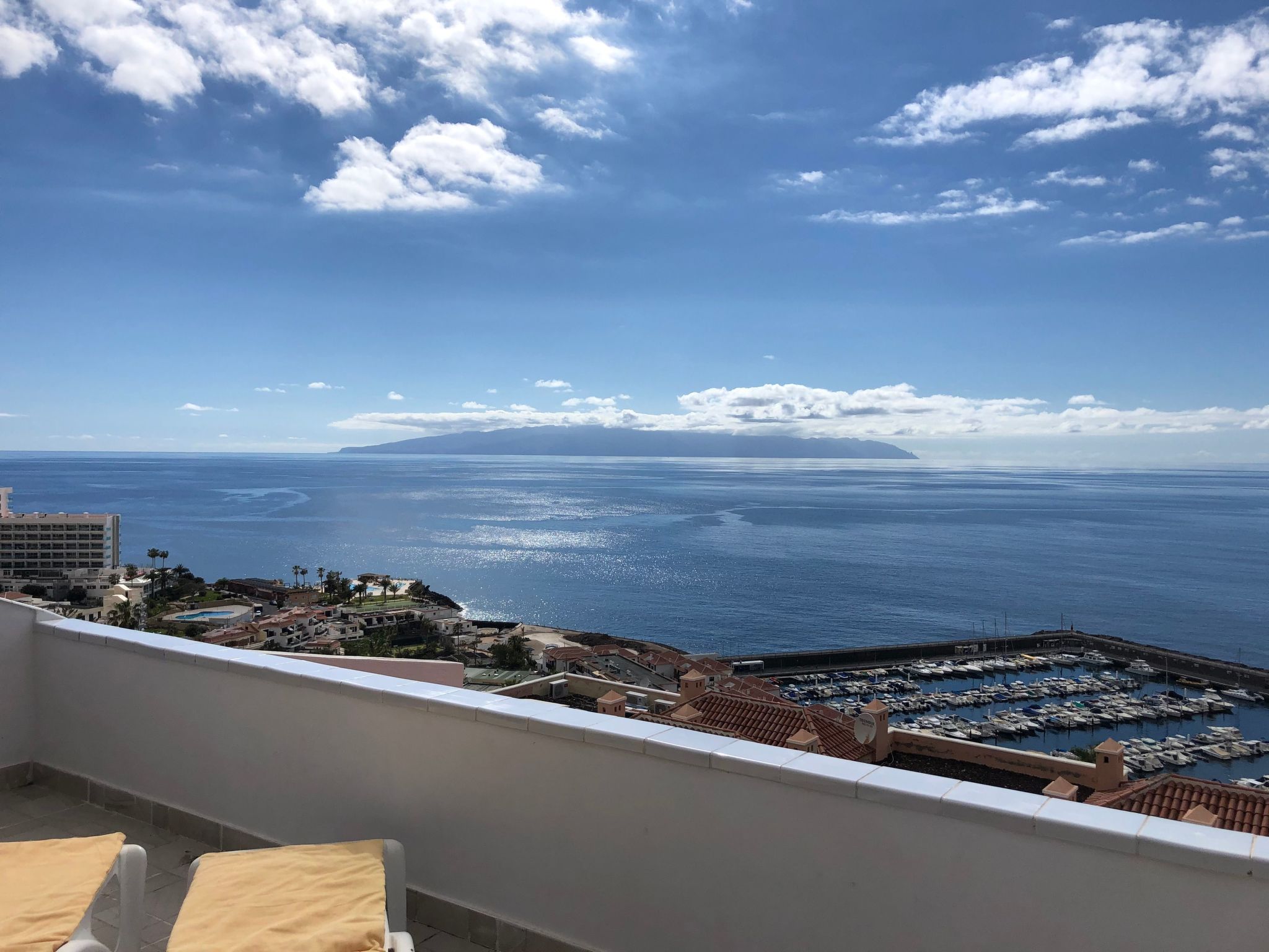 Wohnung mit Aussicht, Terrasse und Schwimmbad